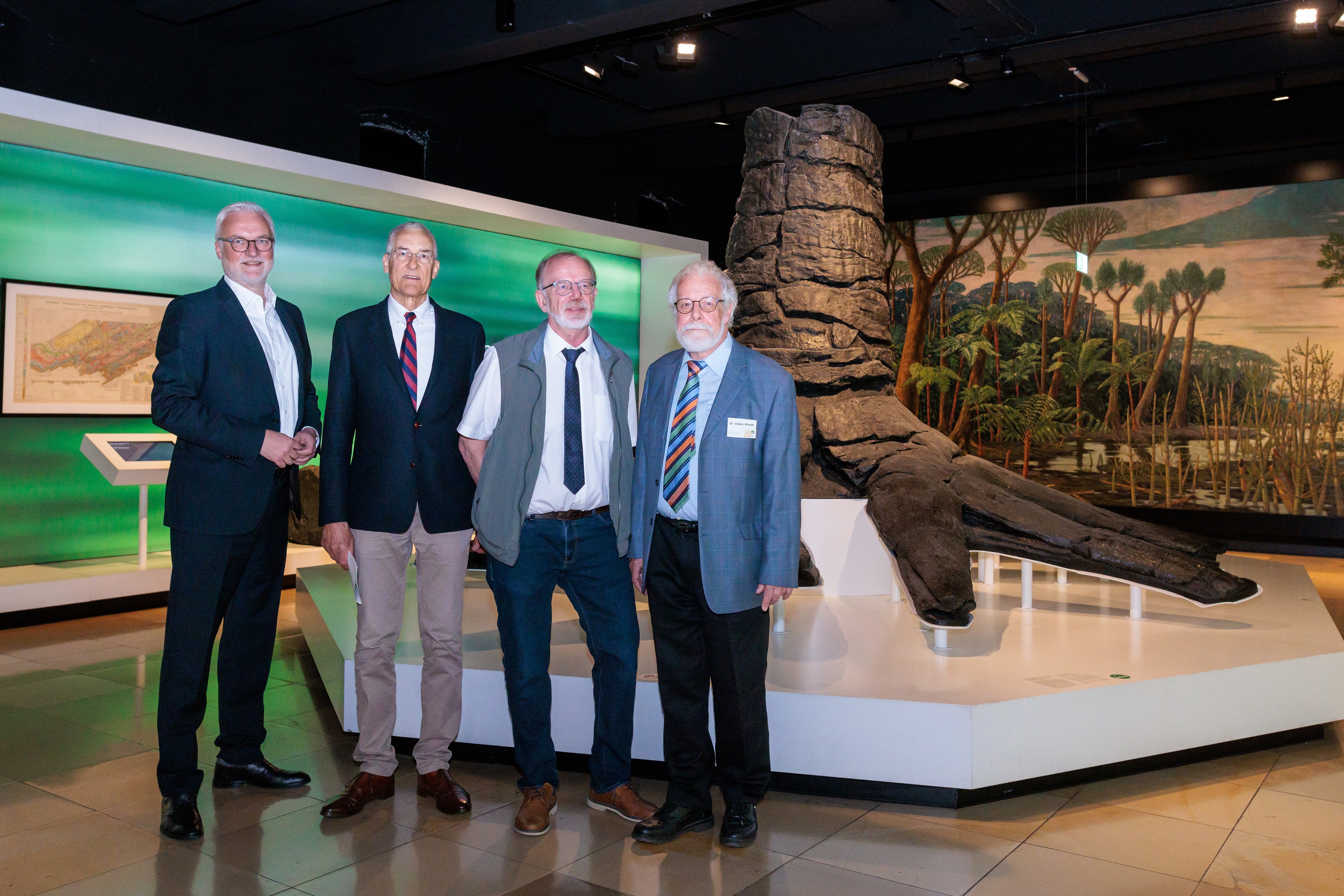 Von links nach rechts: Garrelt Duin, Regionaldirektor Regionalverband Ruhr, Prof. Manfred Strecker, GeoUnion Alfred-Wegener-Stiftung, und Dr. Ulrich Pahlke, Direktor Geologischer Dienst NRW, gratulieren Dr. Volker Wrede, dem 1. Vorsitzendenden des GeoPark Ruhrgebiet e.V., zum Jubiläum im Deutschen Bergbau-Museum in Bochum. 