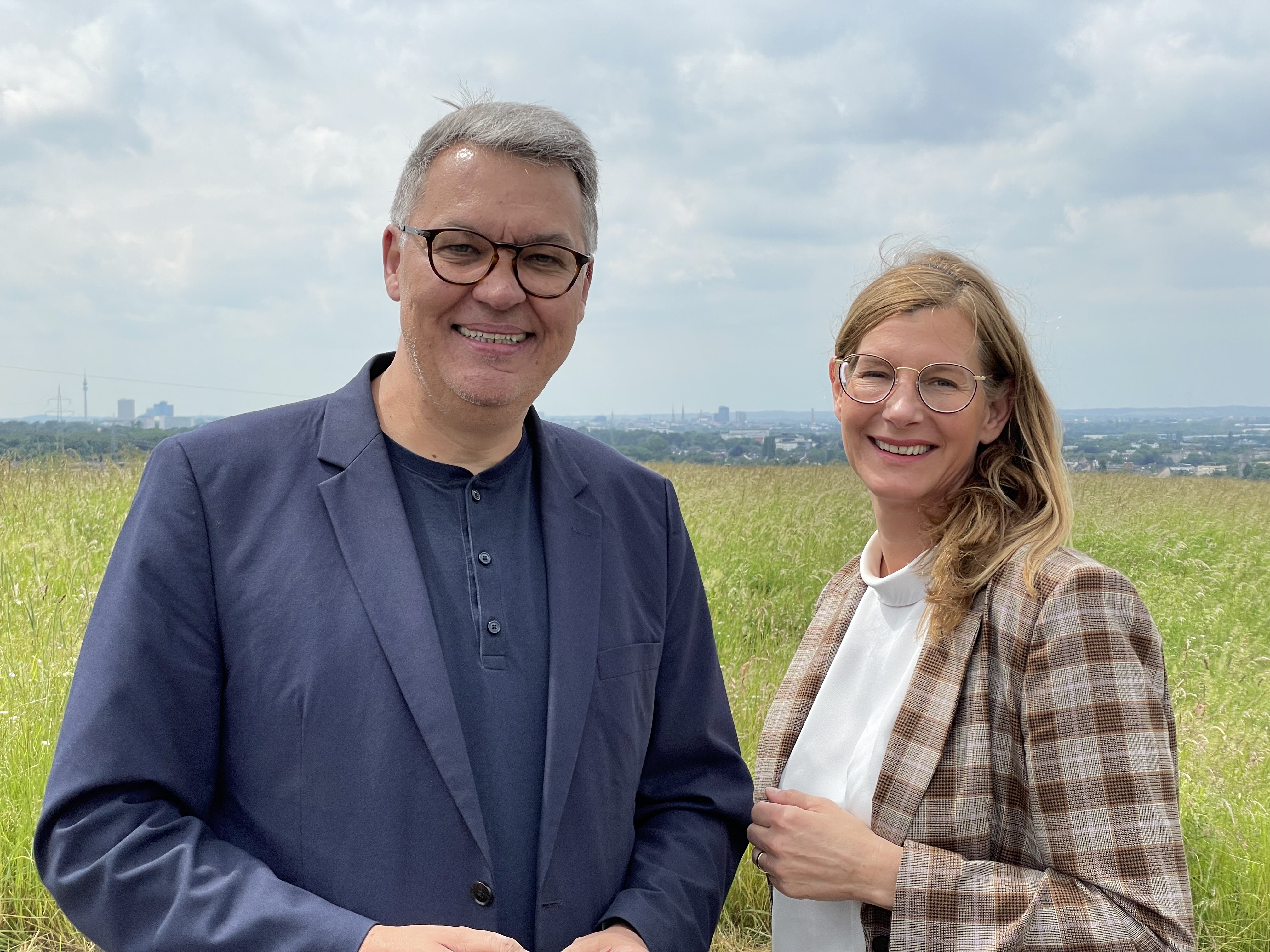 Nina Frense, RVR-Beigeordnete für Umwelt und Grüne Infrastruktur (rechts), und Thomas Westphal, Oberbürgermeister der Stadt Dortmund auf der Asselner Alm.