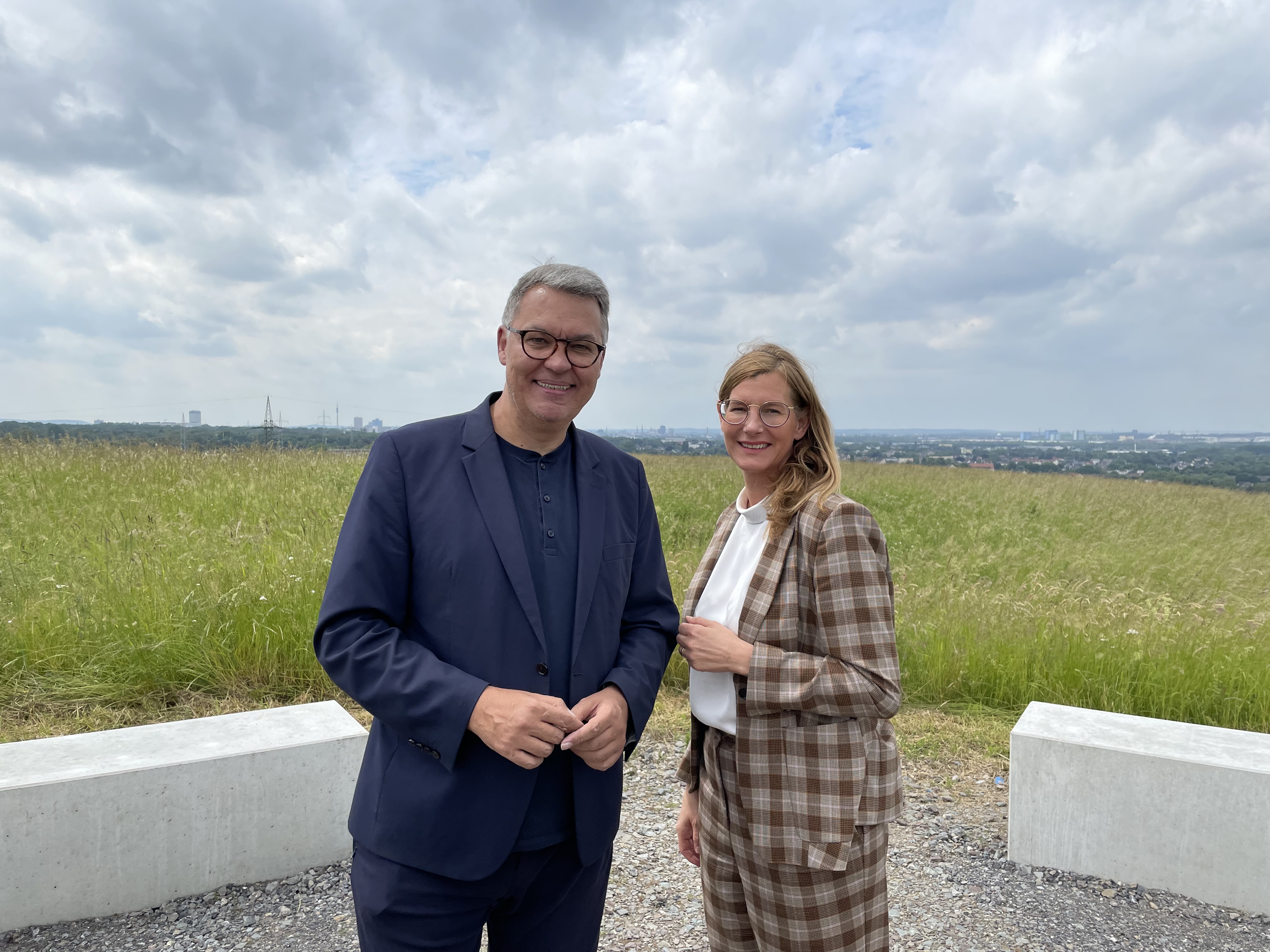 Nina Frense, RVR-Beigeordnete für Umwelt und Grüne Infrastruktur (rechts), und Thomas Westphal, Oberbürgermeister der Stadt Dortmund auf der Asselner Alm.