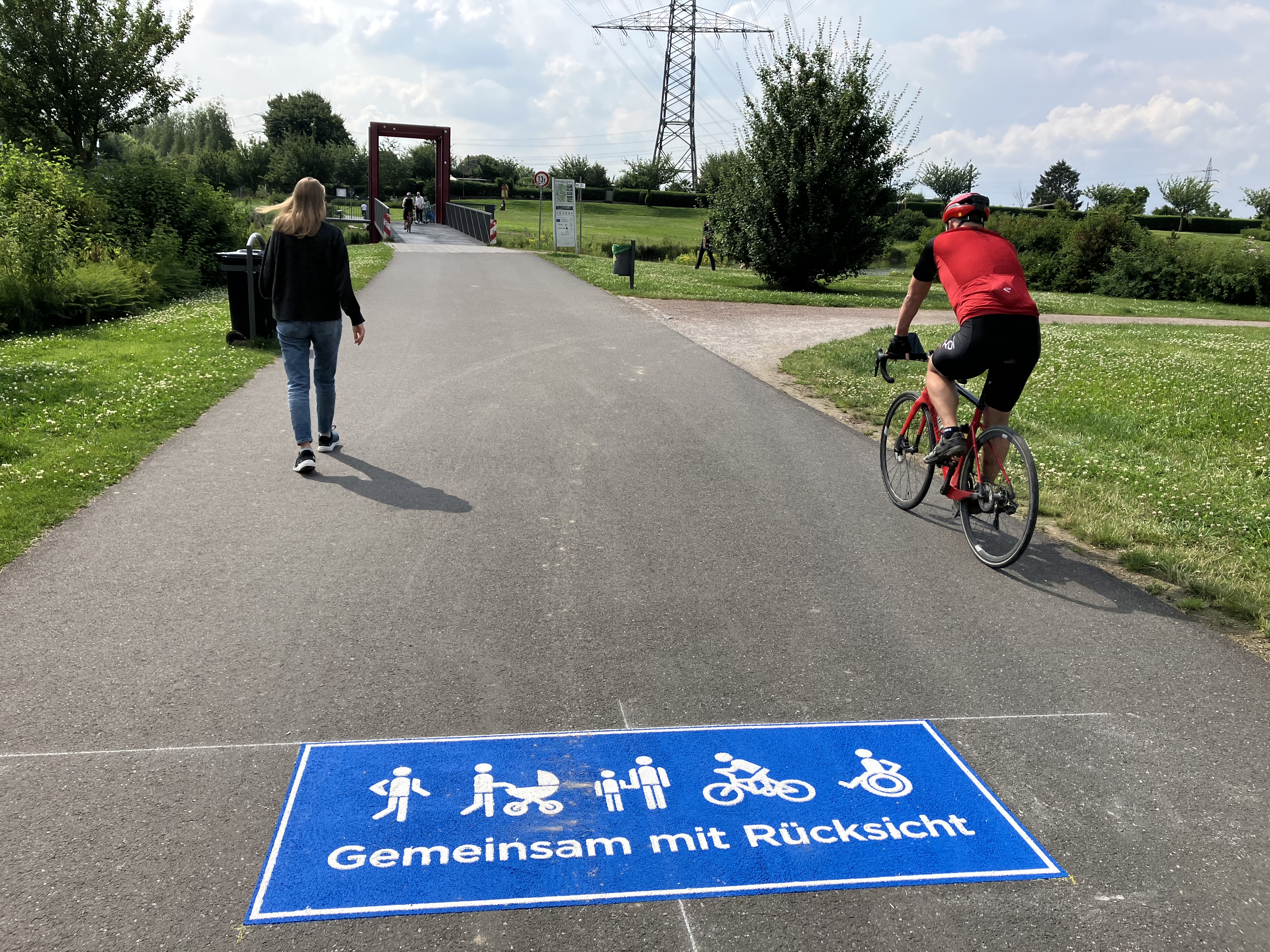 Neue Fahrbahnmarkierungen auf der Rhenischen Bahn fordern Verkehrsteilnehmer zur Rücksichtnahme auf.