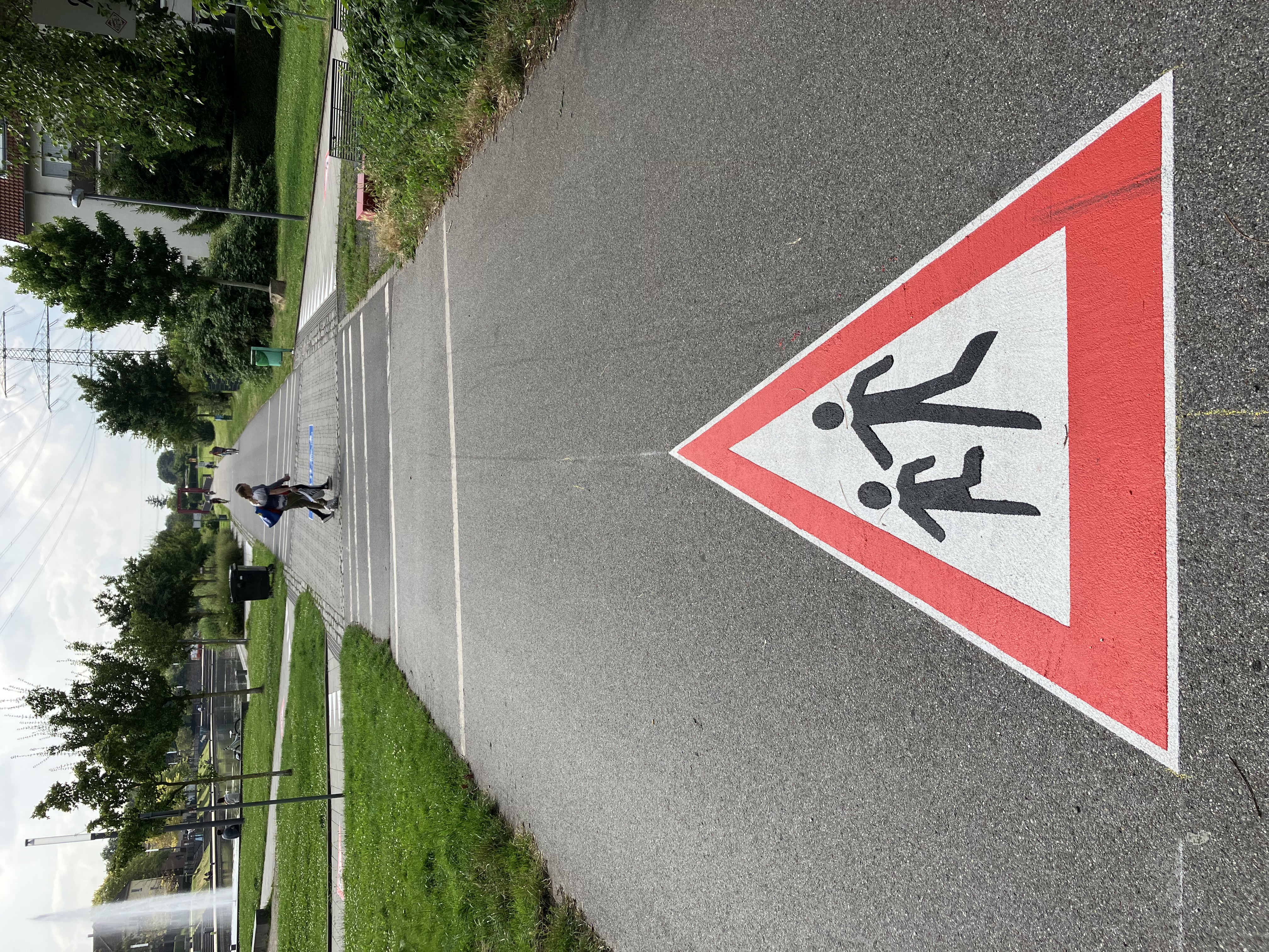 Vorsicht, Kinder! Die neue Markierung auf der Rheinischen Bahn in Essen ist nicht zu übersehen.