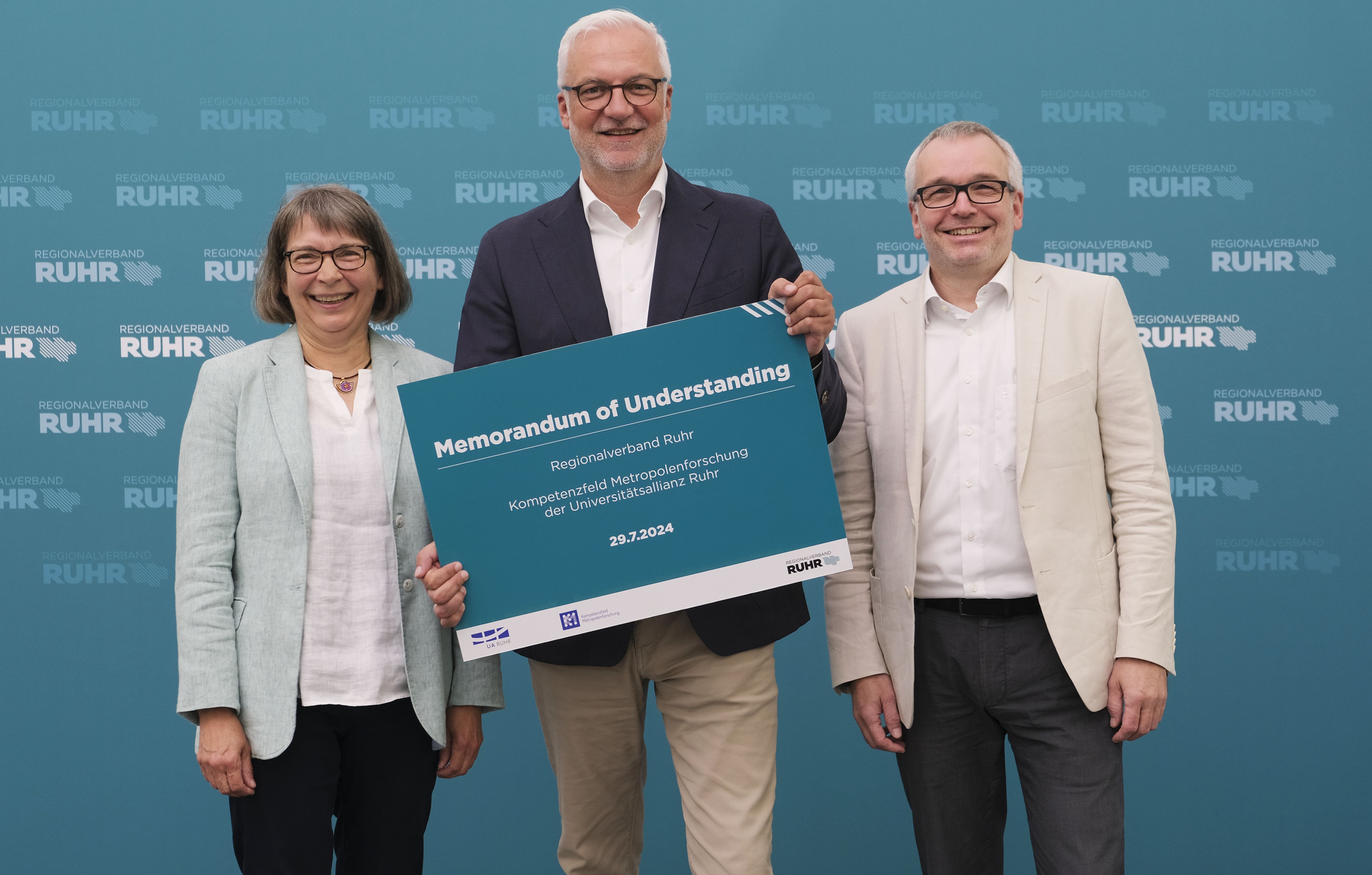 Gruppenfoto v.l.n.r: Prof. Dr. Uta Hohn (Sprecherin KoMet für Ruhr-Universität Bochum), RVR-Regionaldirektor Garrelt Duin, Prof. Dr. Thorsten Wiechmann (Sprecher KoMet für TU Dortmund)