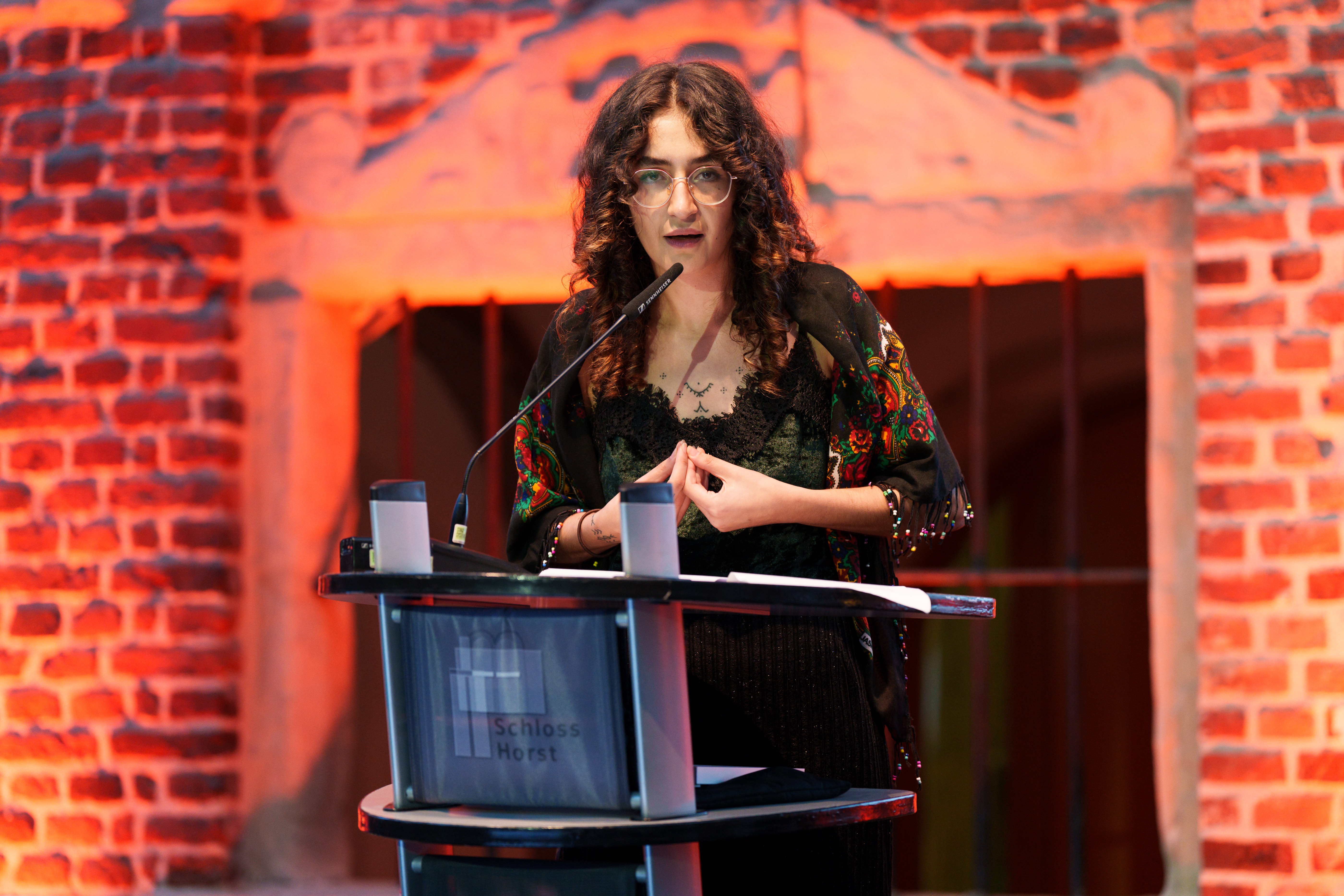 Auf dem Foto: Miedya Mahmod am Rednerpult