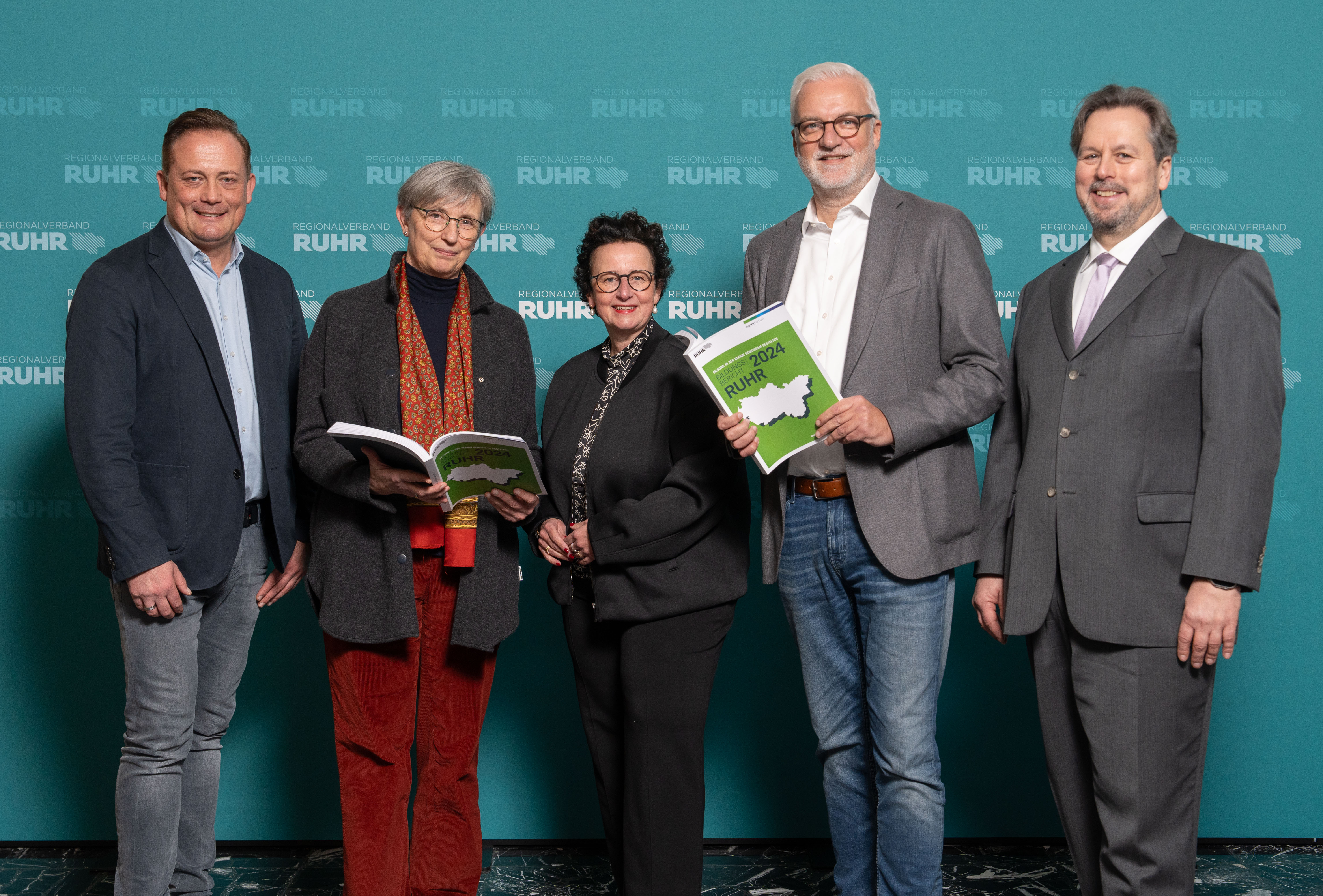 Gruppenfoto mit den Herausgebern und Autoren