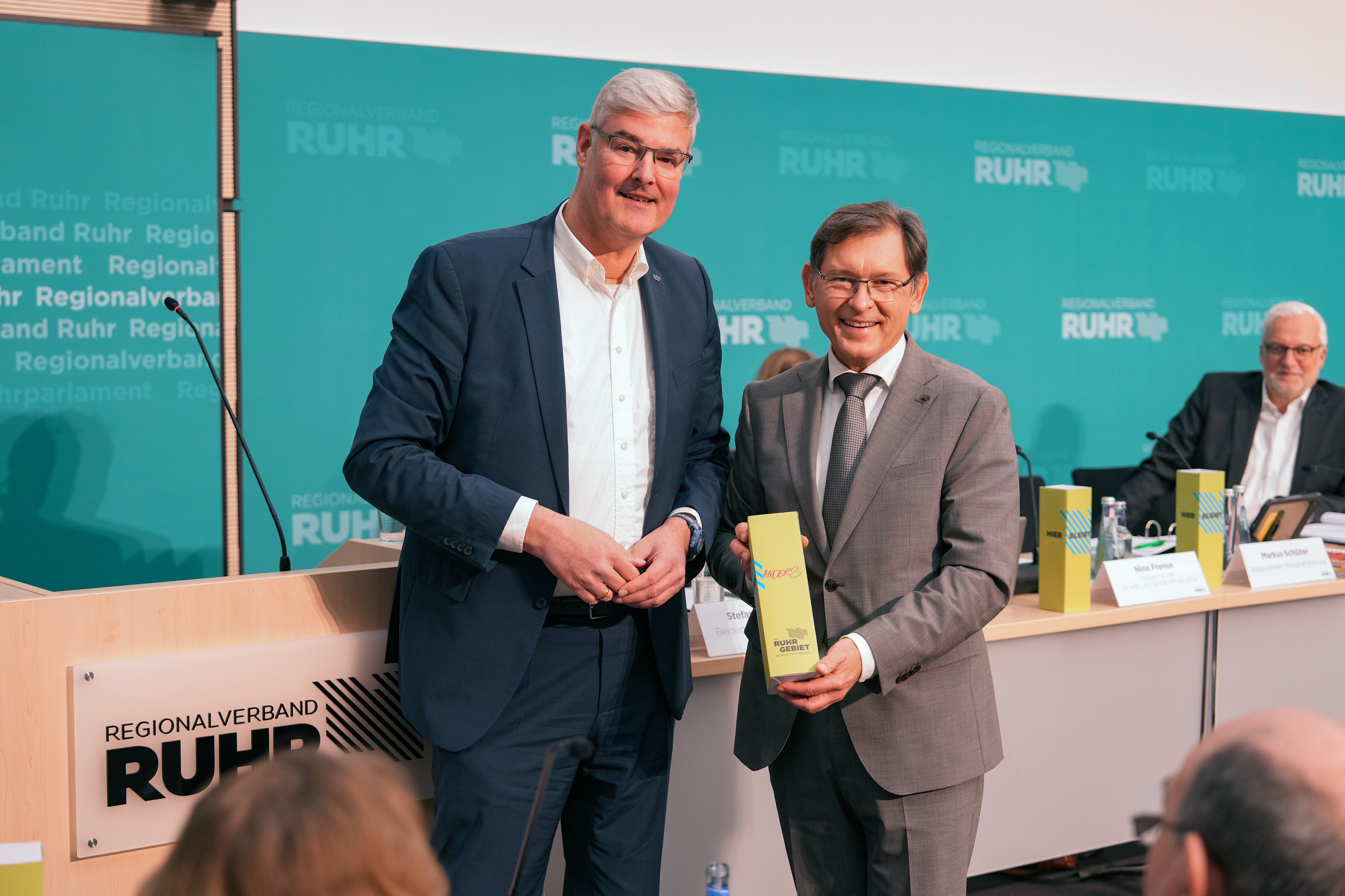 Der Vorsitzende des Ruhrparlaments Dr. Frank Dudda (r.) gratuliert Markus Schlüter (l.) zu seiner Wiederwahl.