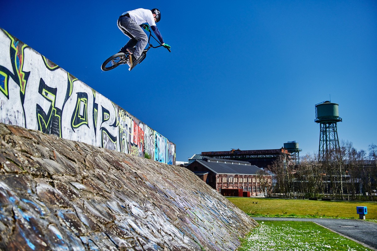  BMX-Freestyler Lars Kindermann aus Hattingen an der Jahrhunderthalle Bochum in der Luft.