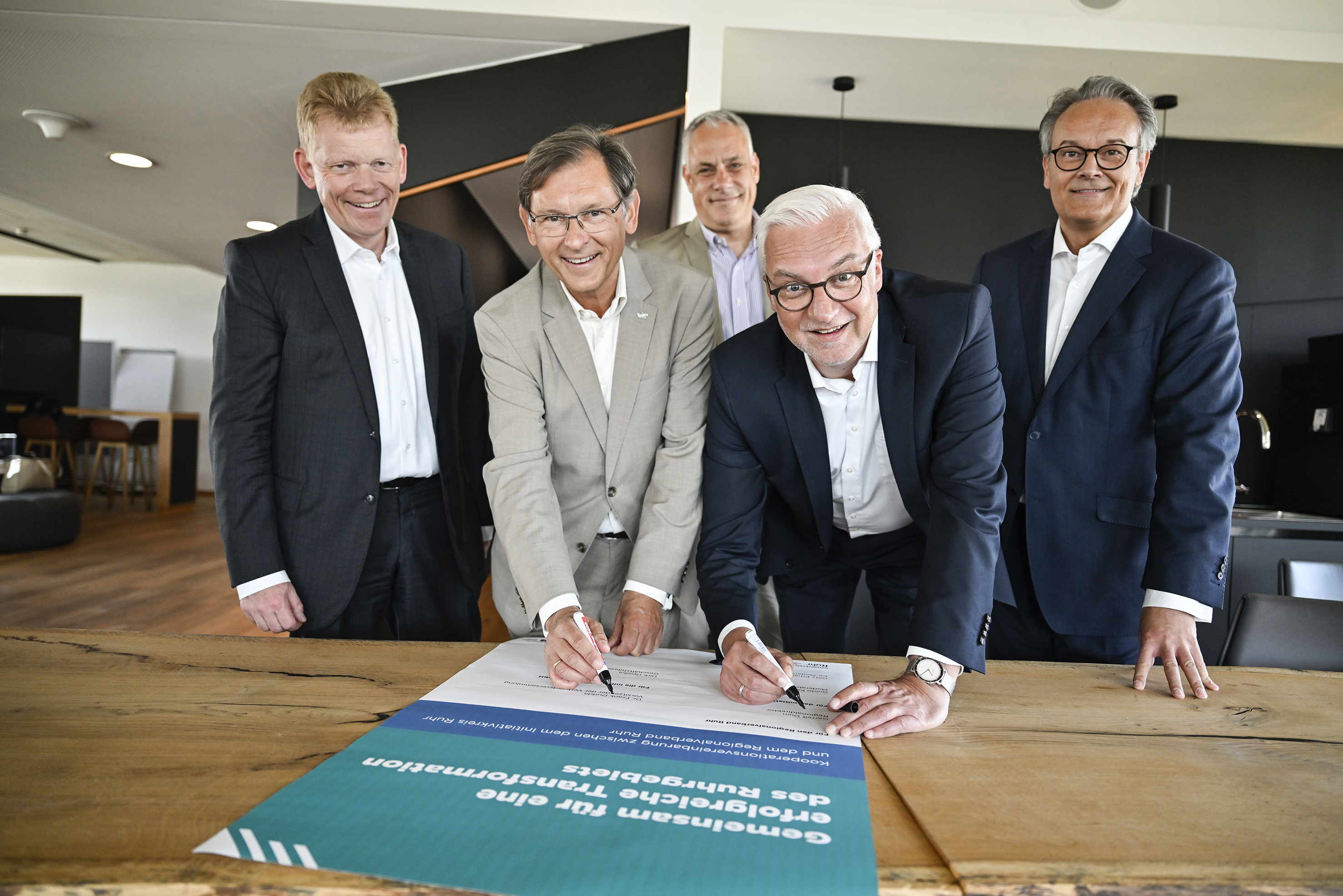 Wollen noch stärker zusammenarbeiten (v.l.): Guido Kerkhoff (IR), Frank Dudda (Ruhrparlament), Götz Erhardt (IR), Garrelt Duin (RVR-Verbandsdirektor) und Dirk Opalka (IR-Geschäftsführer) bei der Unterzeichnung des Kooperationsvertrages.