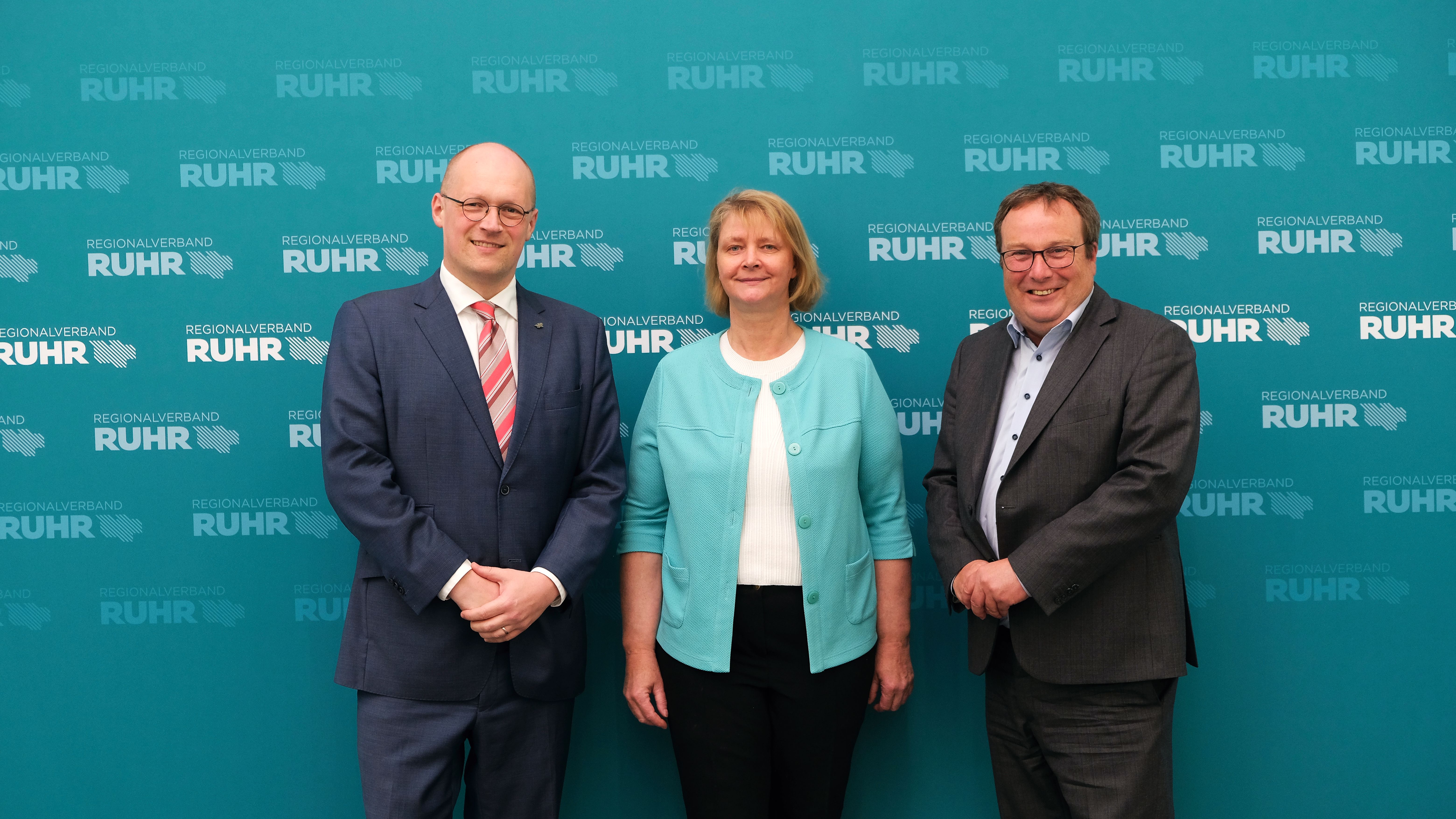 NRW-Verkehrsminister Oliver Krischer mit Sabine von der Beck (Ausschussvorsitzende) und RVR-Bereichsleiter Stefan Kuczera.