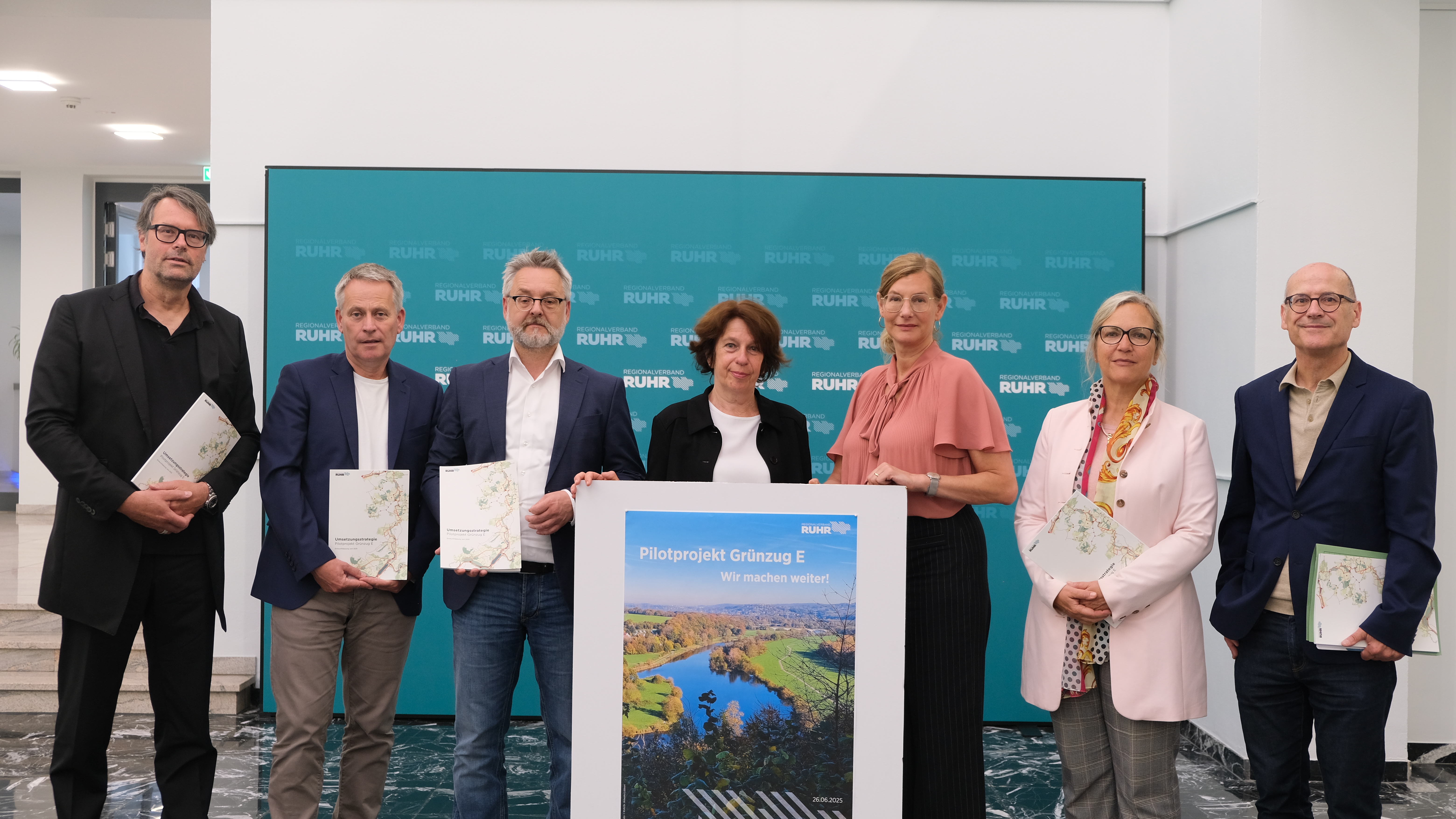 Baudezernent Herr Hendrix, Dezernent Herr Thabe, Stadtbaurat Herr Dr. Bradtke, Amtsleiterin Frau Niedergethmann, RVR-Beigeordnete Frau Frense, Stadtbaurätin Frau Lenort und Stadtbaurat Herr Rommelfanger. 