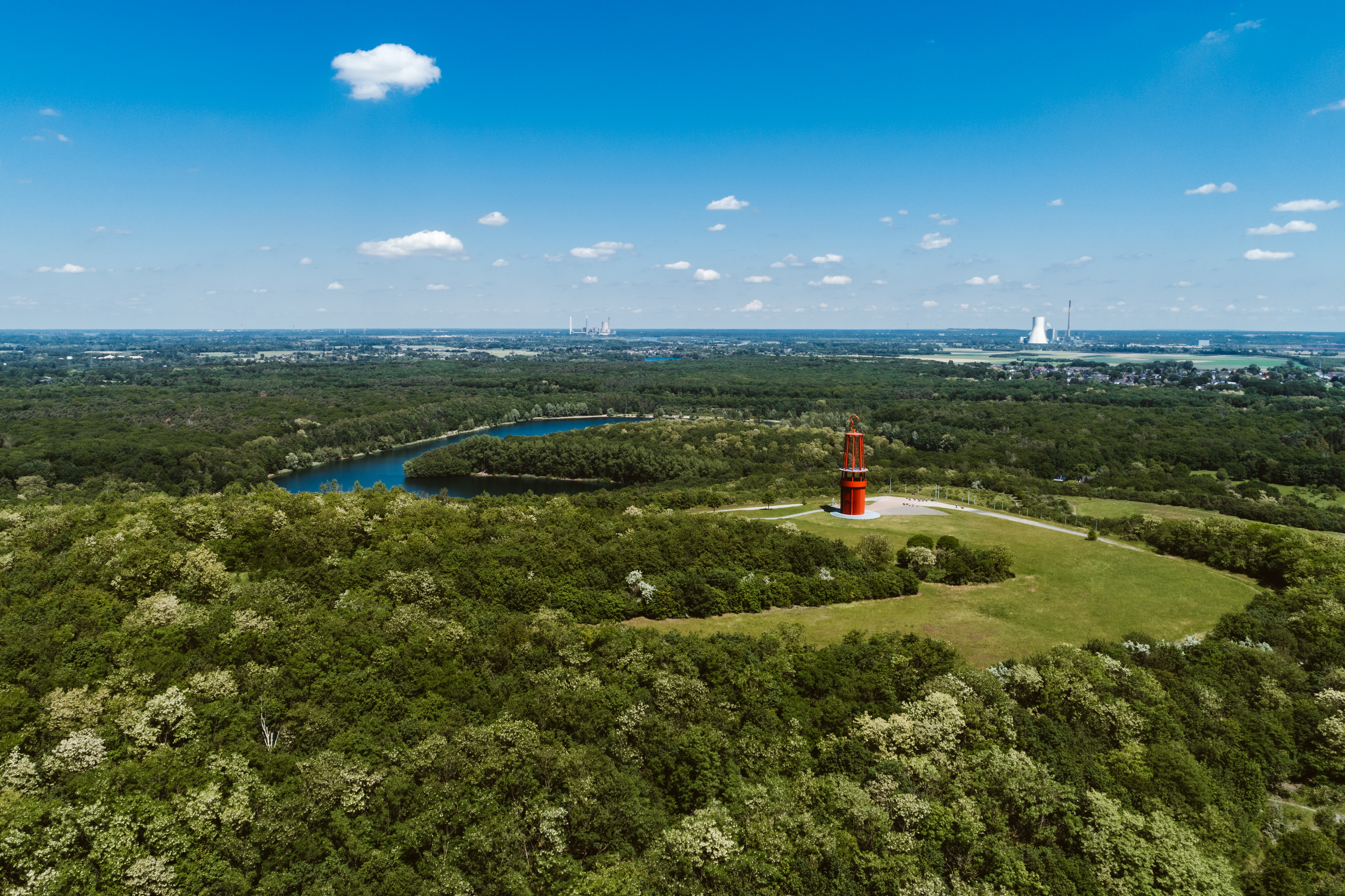 Halde Rheinpreußen aus der Luft, mit Blick auf Grün und Wasser