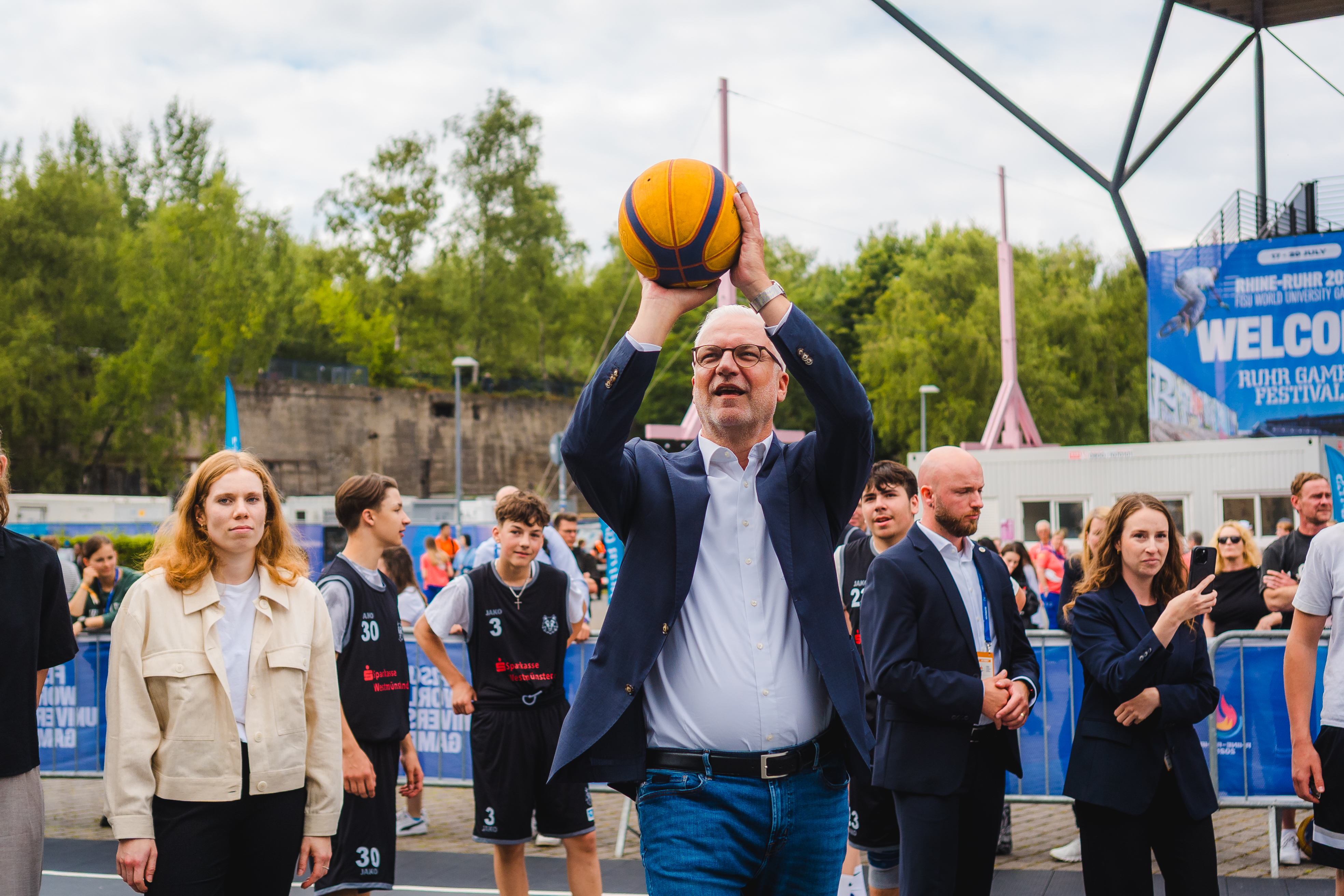 RVR-Regionaldirektor Garrelt Duin auf dem 3x3-Basketballfeld.