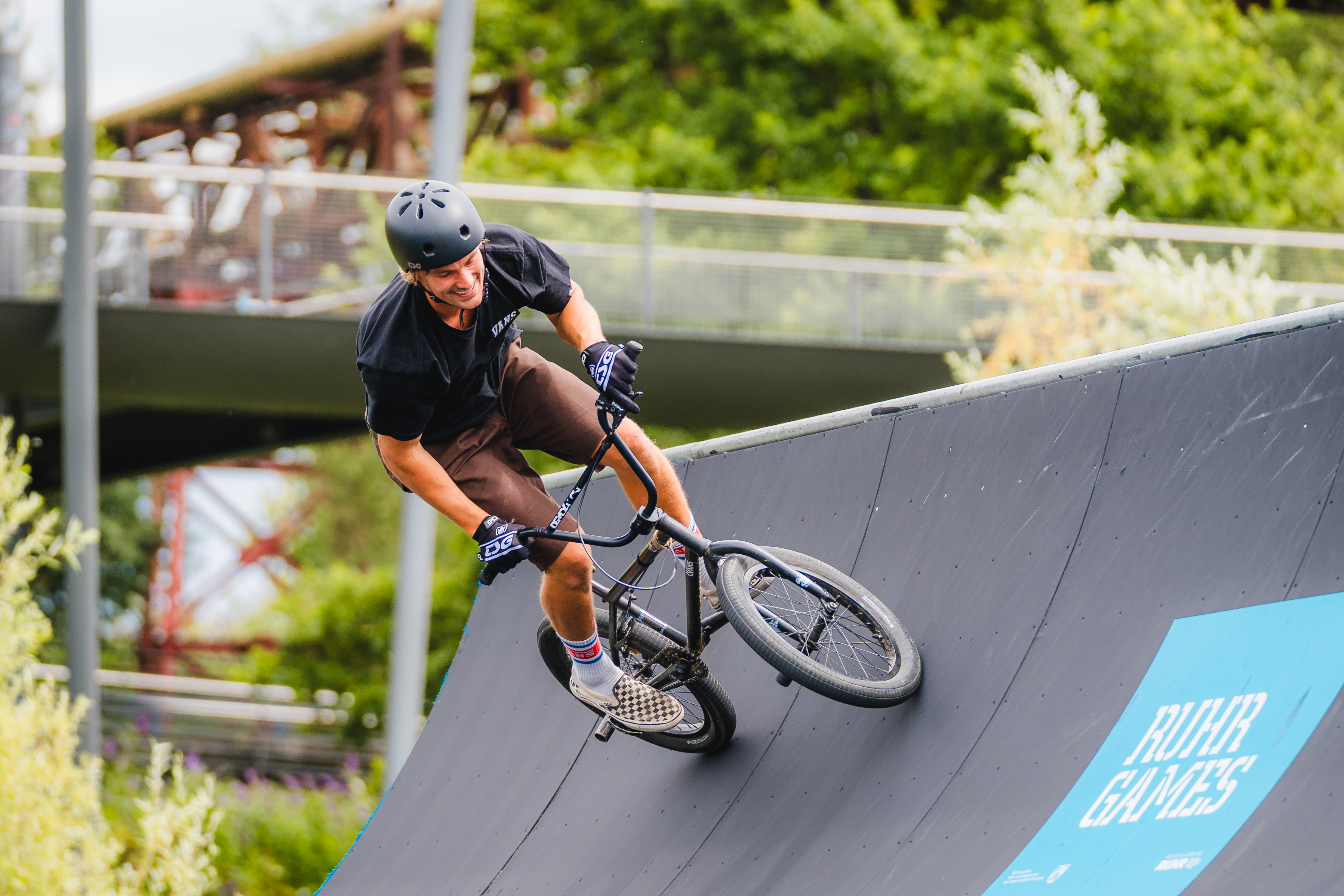 BMX-Fahrer auf Rampe