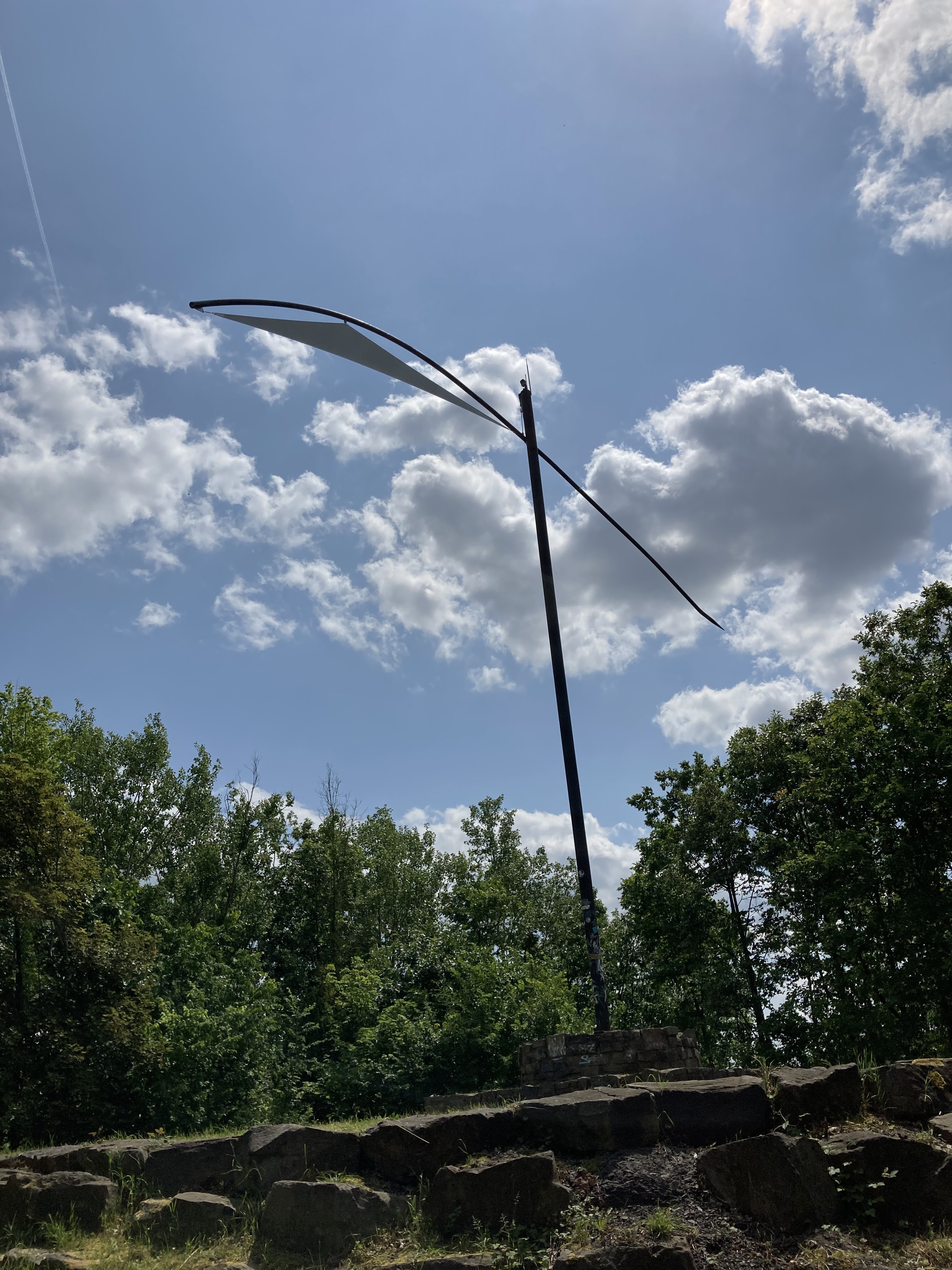 Der erneuerte Windzeiger krönt jetzt wieder die Halde Sachsen in Hamm.