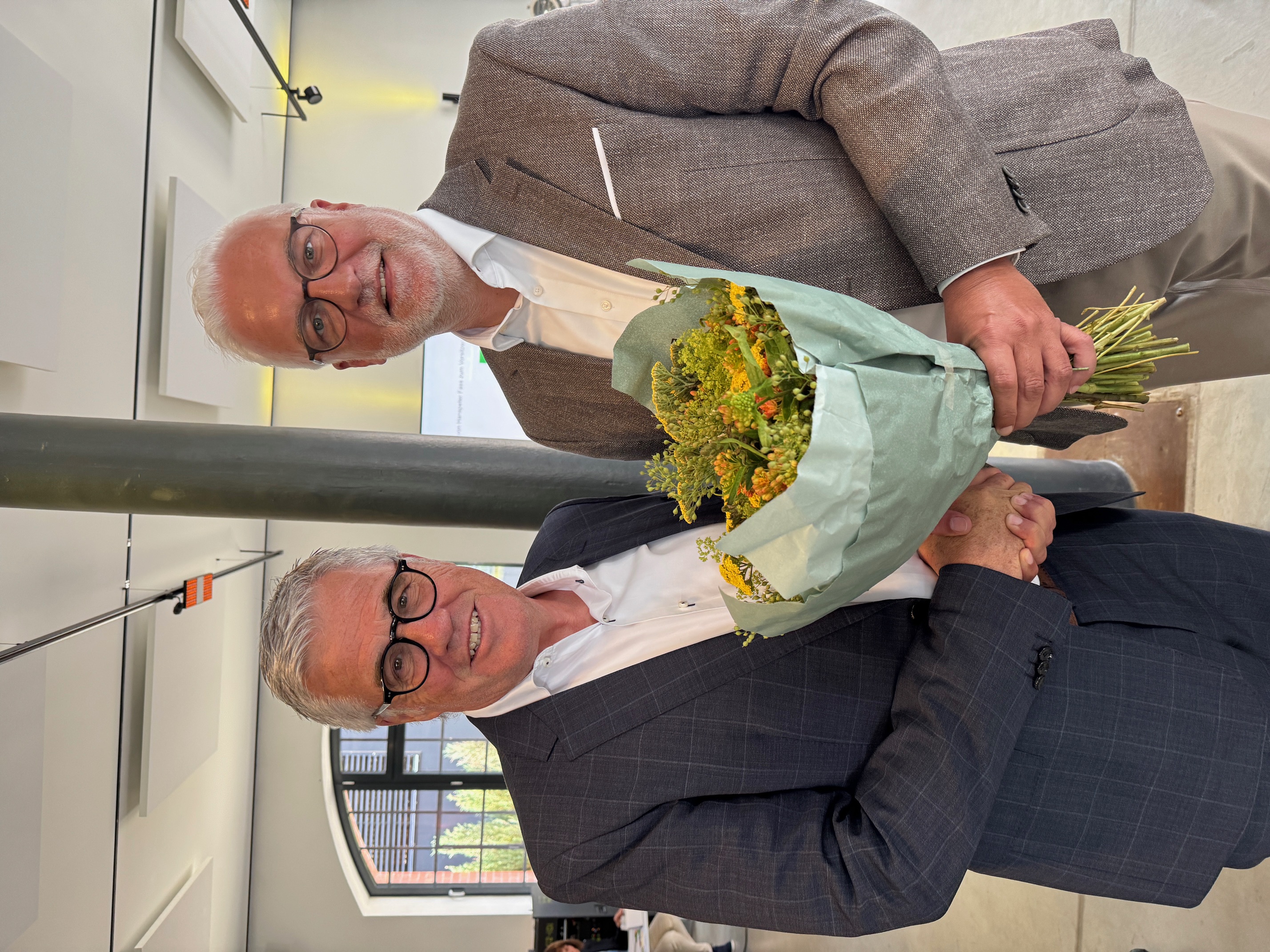 Hanspeter Faas (links) wird Teil der Geschäftsführung der IGA 2027 Ruhrgebiet. RVR-Regionaldirektor Garrelt Duin gratuliert.