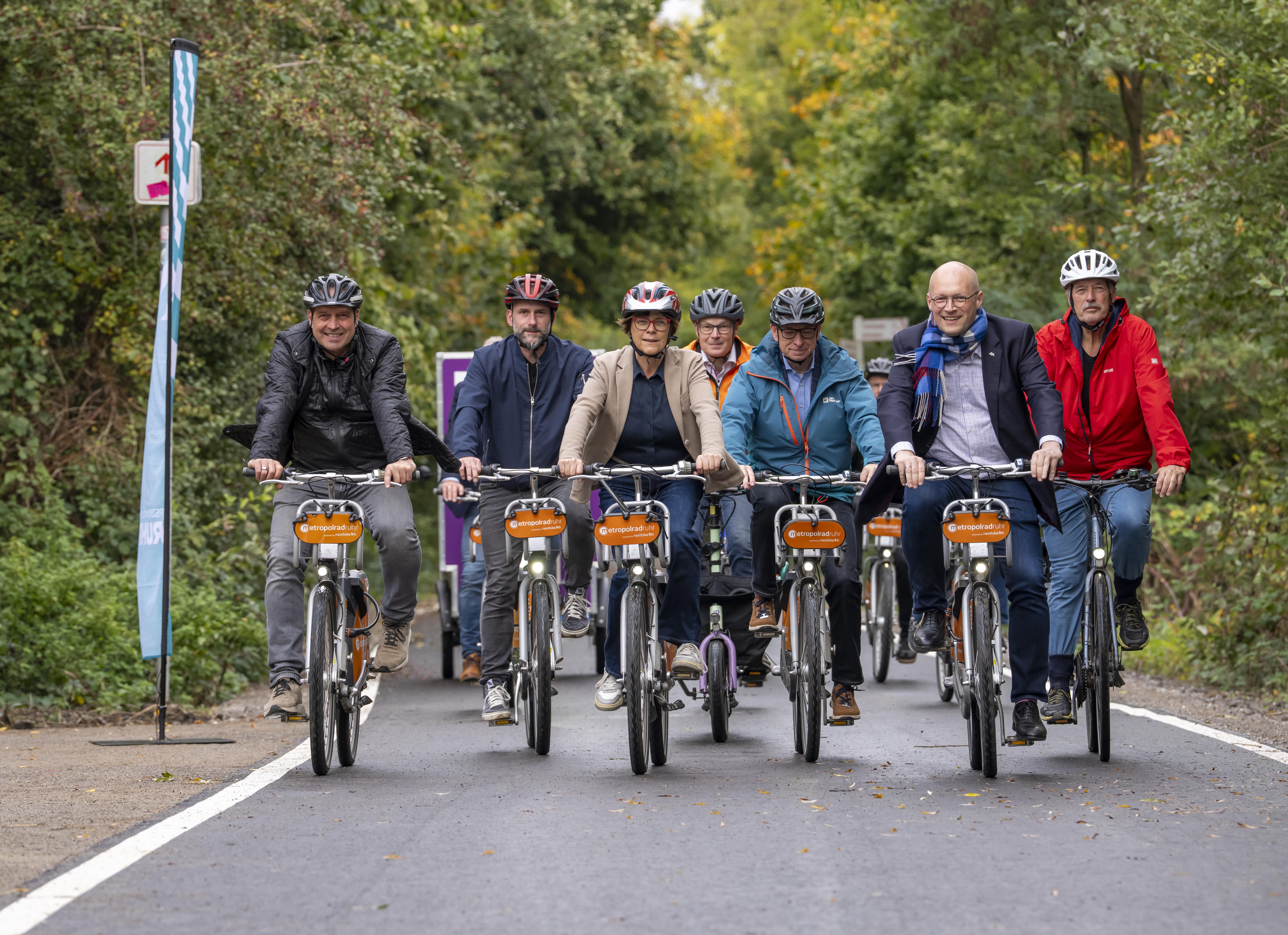 Gruppe von Radfahrenden auf der Fahrradtrasse Rheinische Bahn.