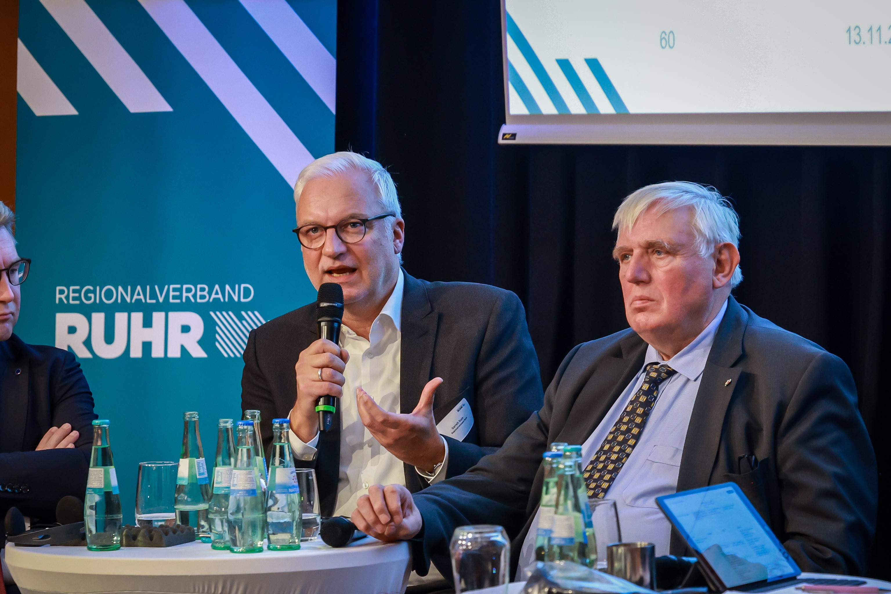 RVR-Regionaldirektor Garrelt Duin (links) und Karl-Josef Laumann, NRW-Minister für Arbeit, Gesundheit und Soziales, auf der Sozialkonferenz Ruhr 2025 auf dem Podium.