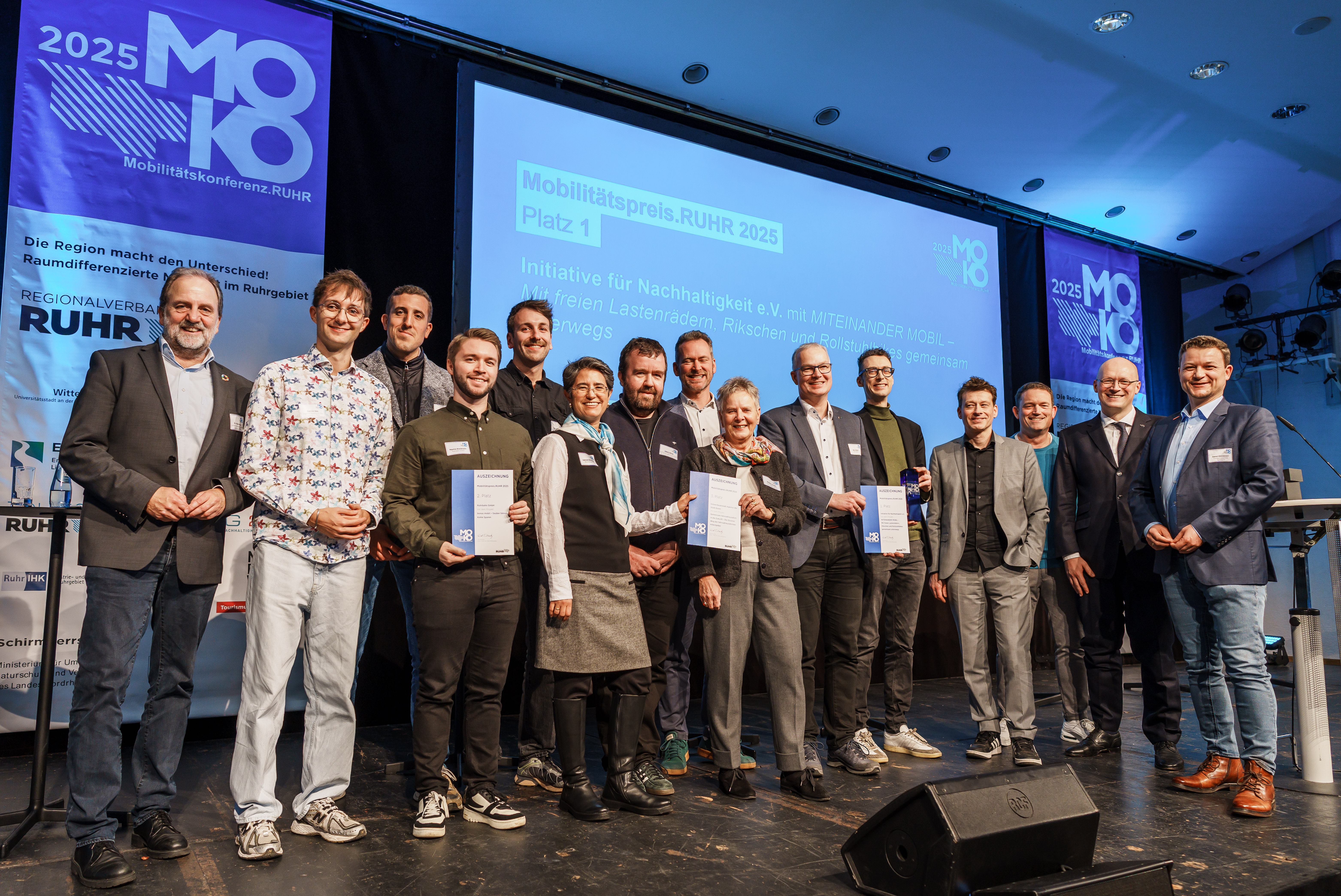Die Preisträgerinnen und Preisträger des ersten Mobilitätspreis.RUHR freuen sich gemeinsam mit der Jury, bestehend aus Kooperationspartnern der Mobilitätskonferenz.RUHR, Wissenschaft und RVR-Politik. 