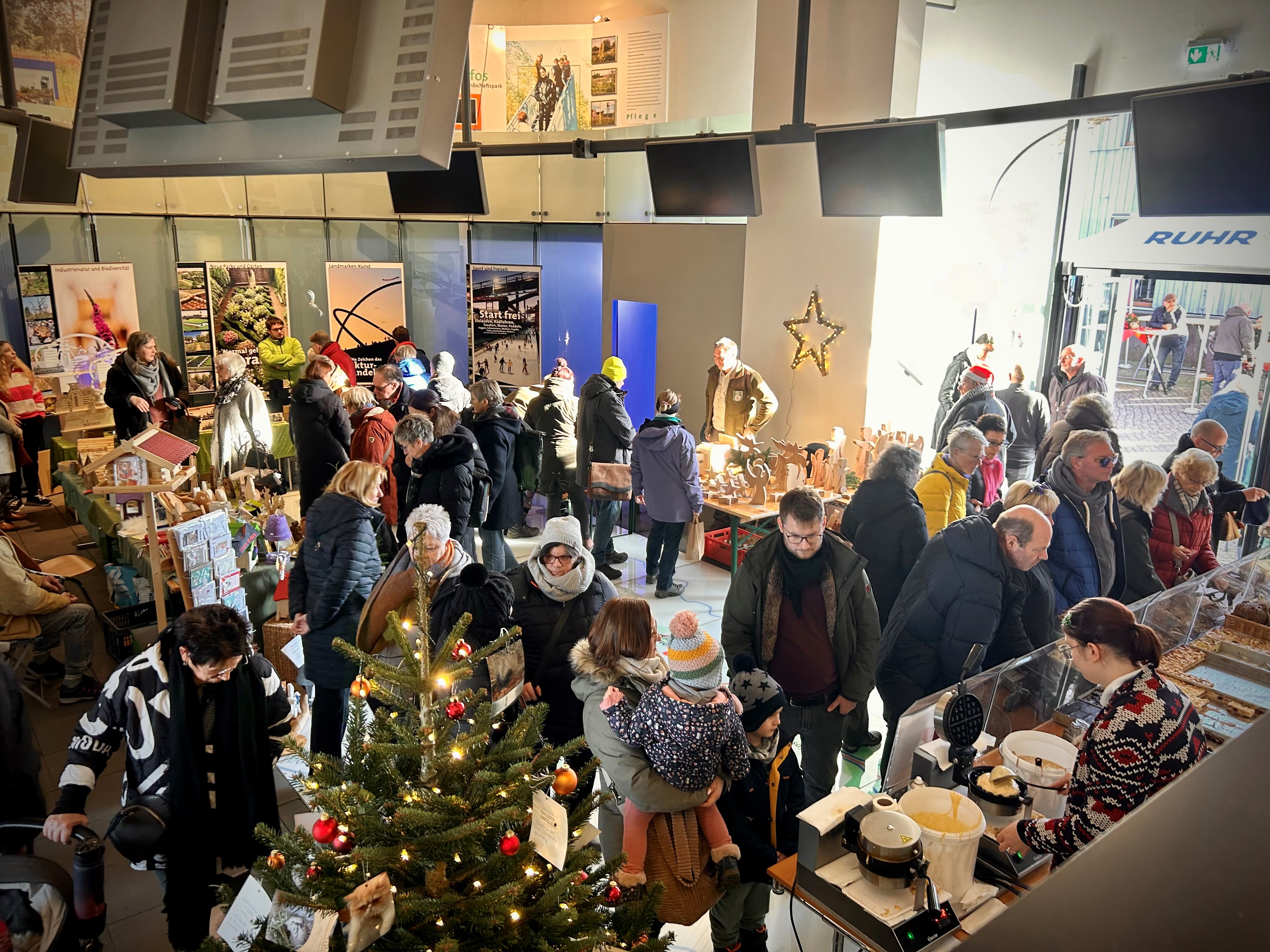 Menschen stöbern durch den Adventsmarkt.