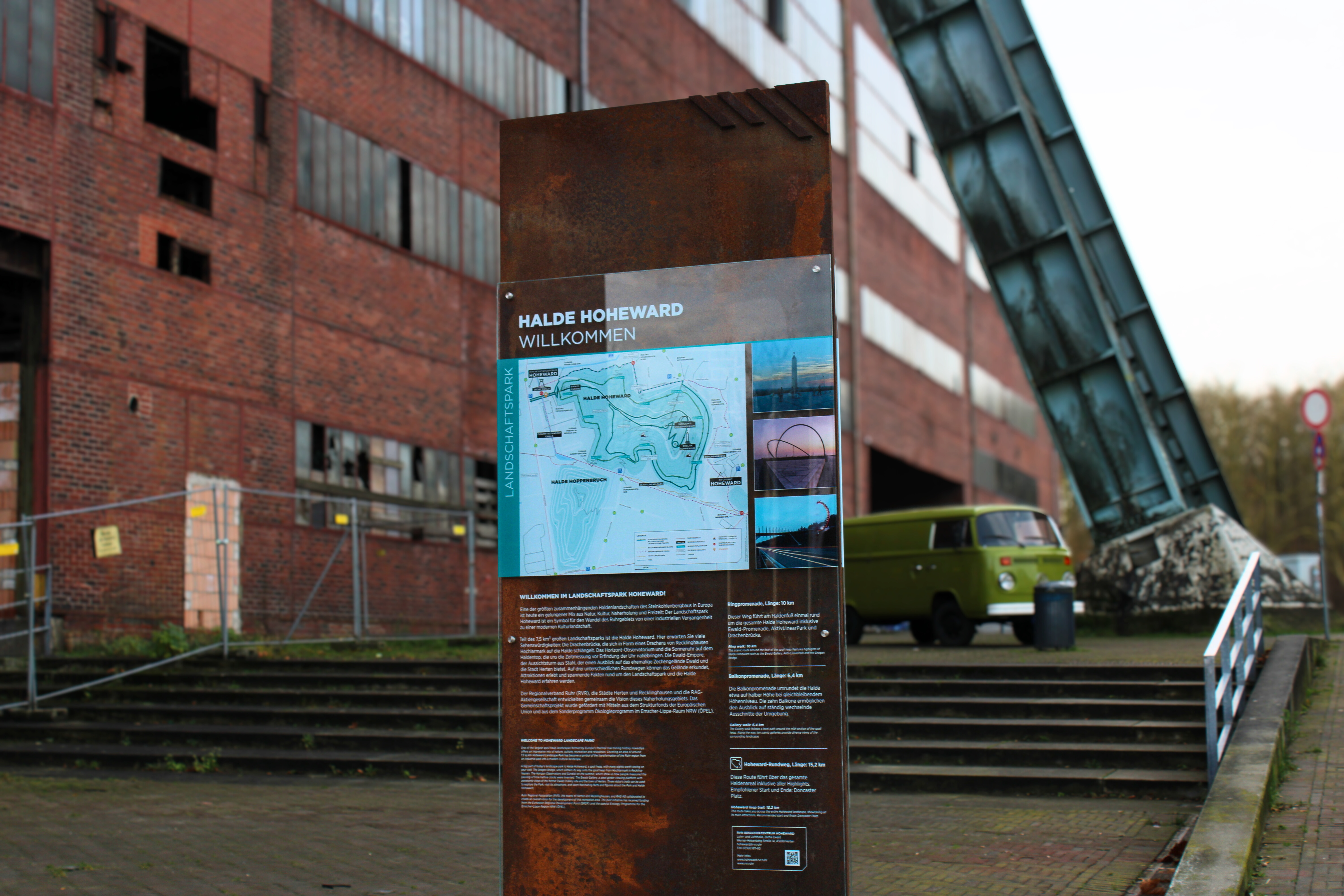 Rostbraune Stele vor Förderturm.