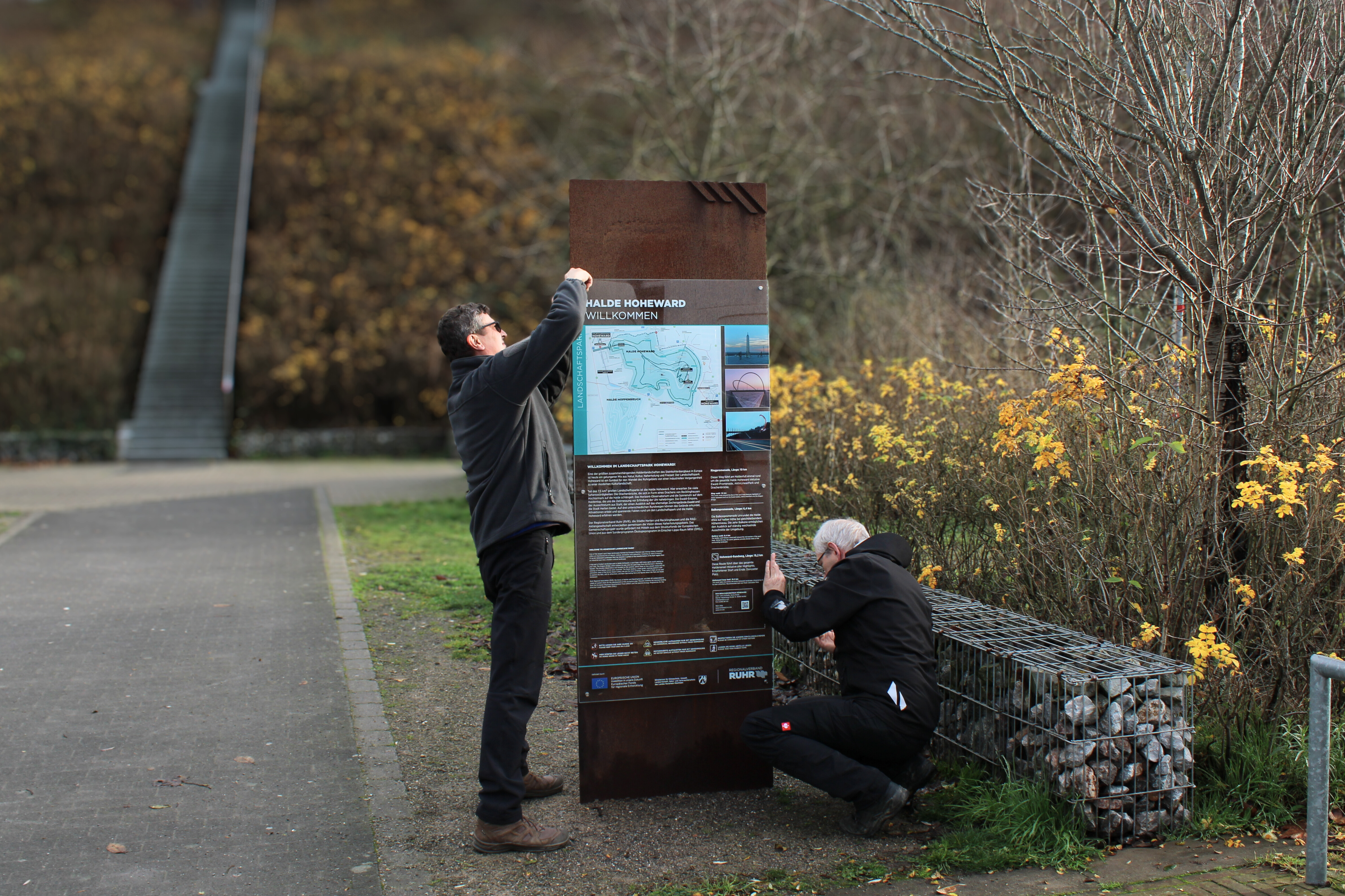 Rostbraune Stele mit Infos zur Halde.