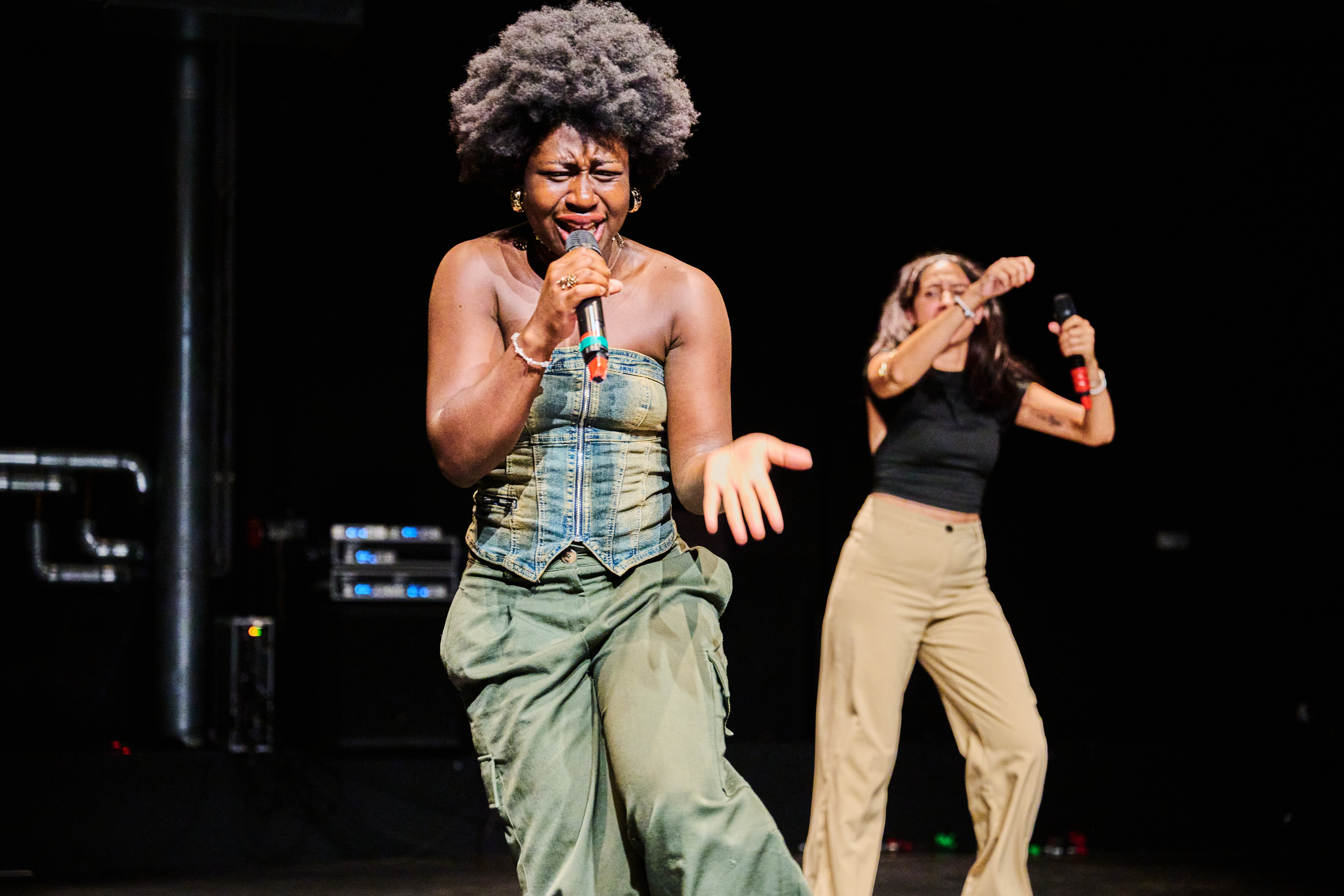 Zwei Personen auf der Bühne singen.