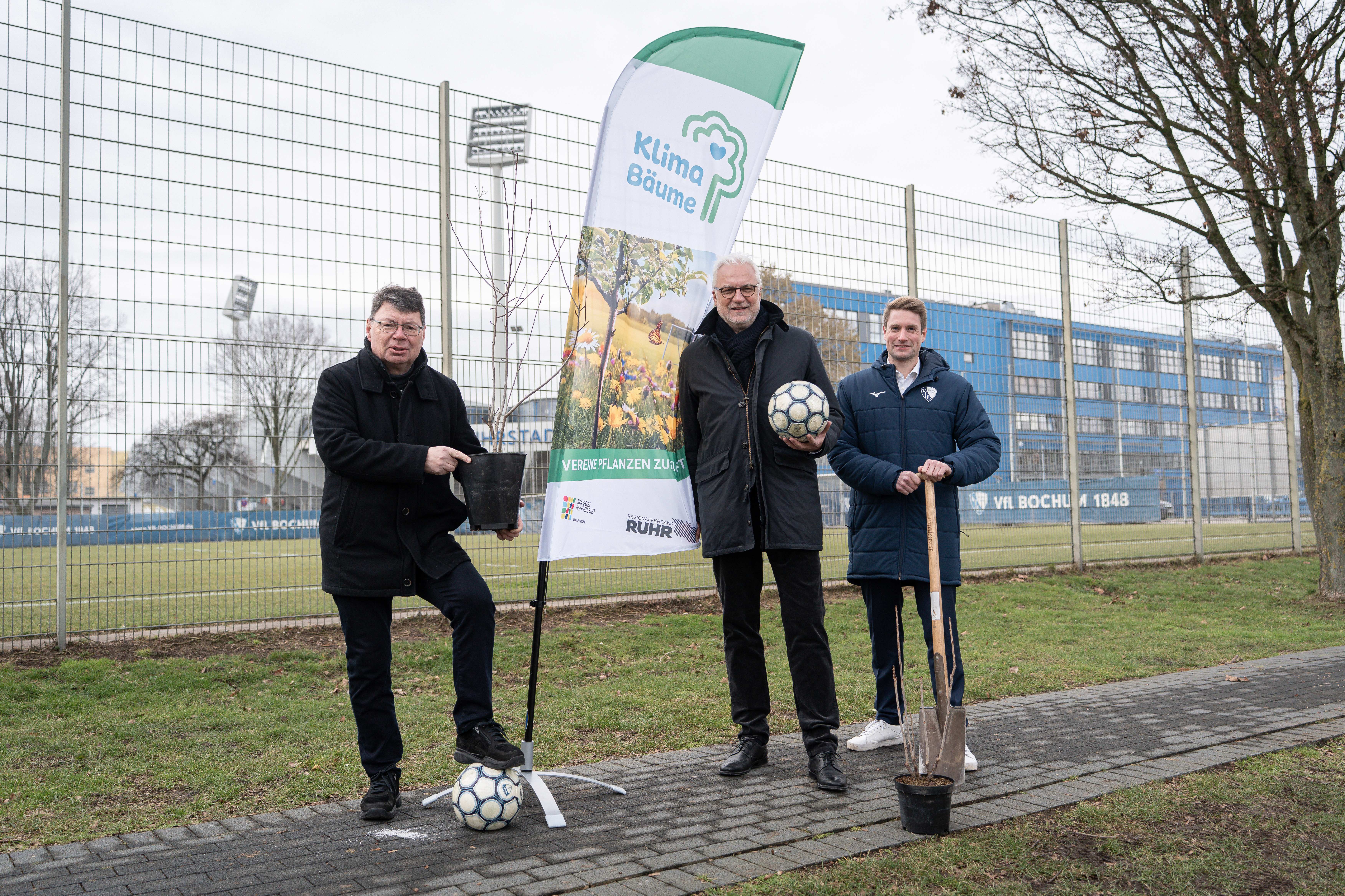 v.l.n.r.: Horst Fischer (Geschäftsführer der IGA 2027 GmbH), Garrelt Duin (RVR-Regionaldirektor) und Matthias Mühlen (Direktor Nachhaltigkeit beim VfL) auf dem VFL-Vereinsgelände.