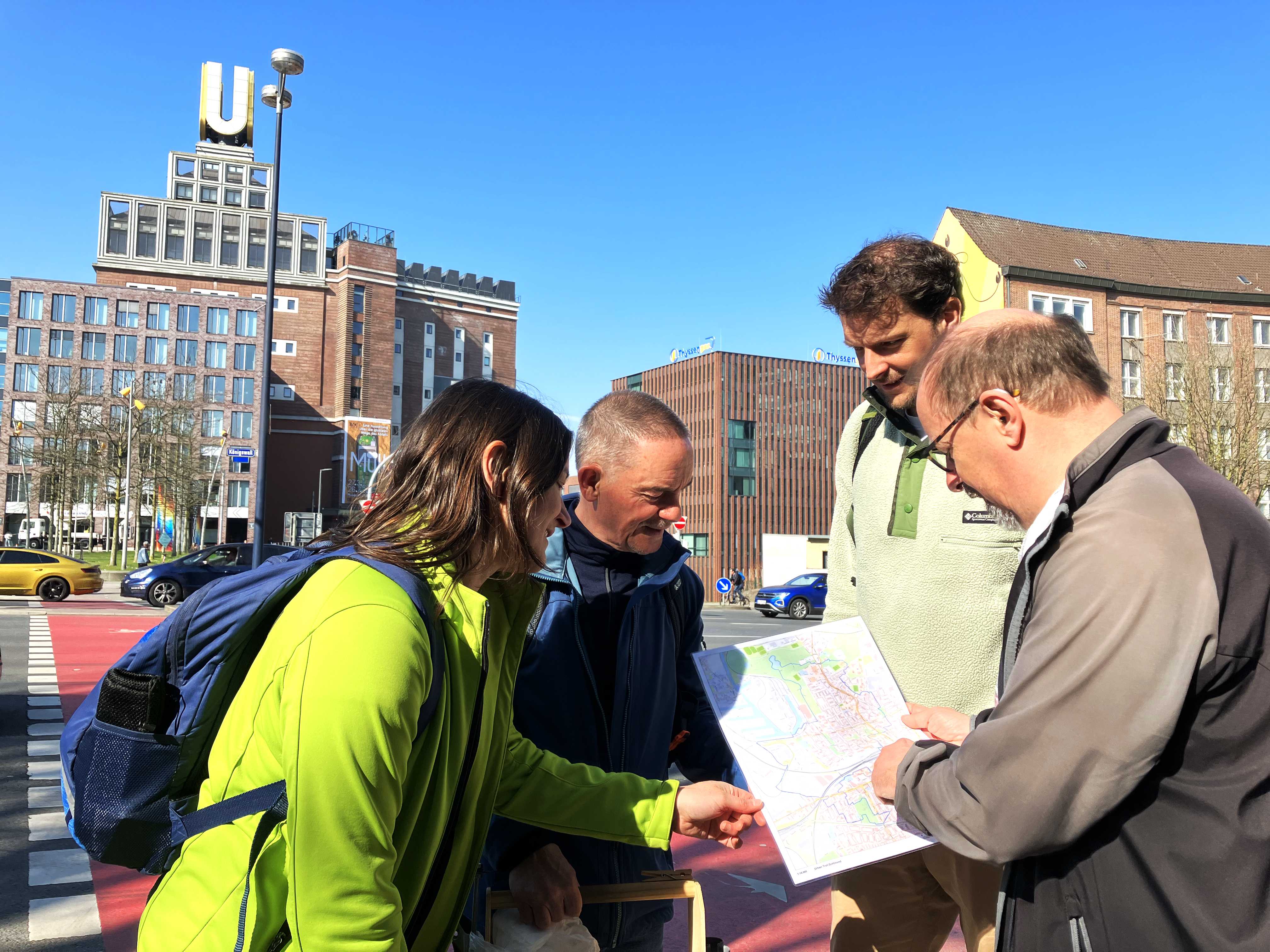 Gruppe von Menschen mit Stadtkarte in der Hand vor dem Dortmunder U.