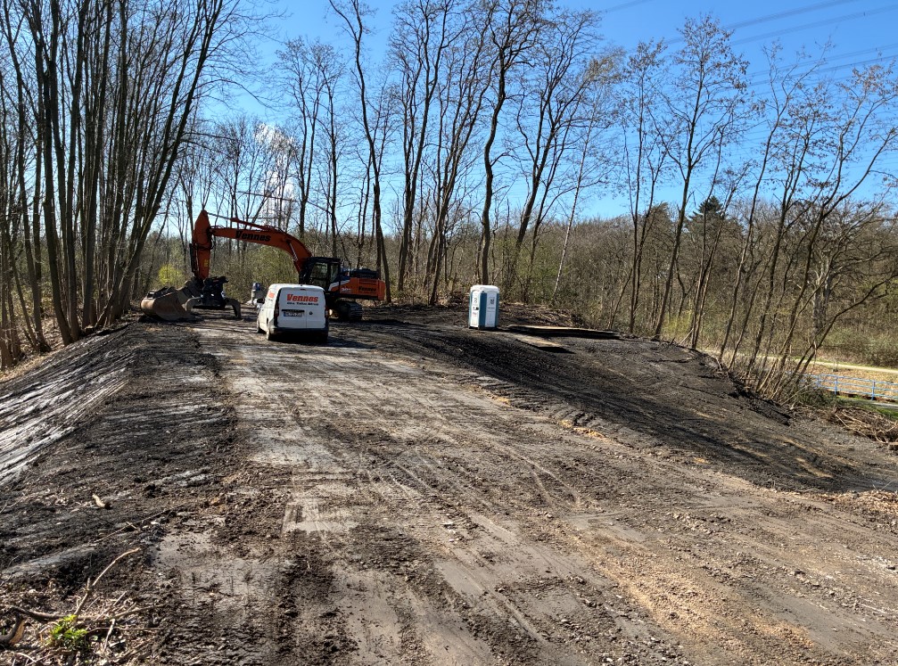 Der Fuß- und Radweg an der Halde 19 führt jetzt über einen Erdwall.