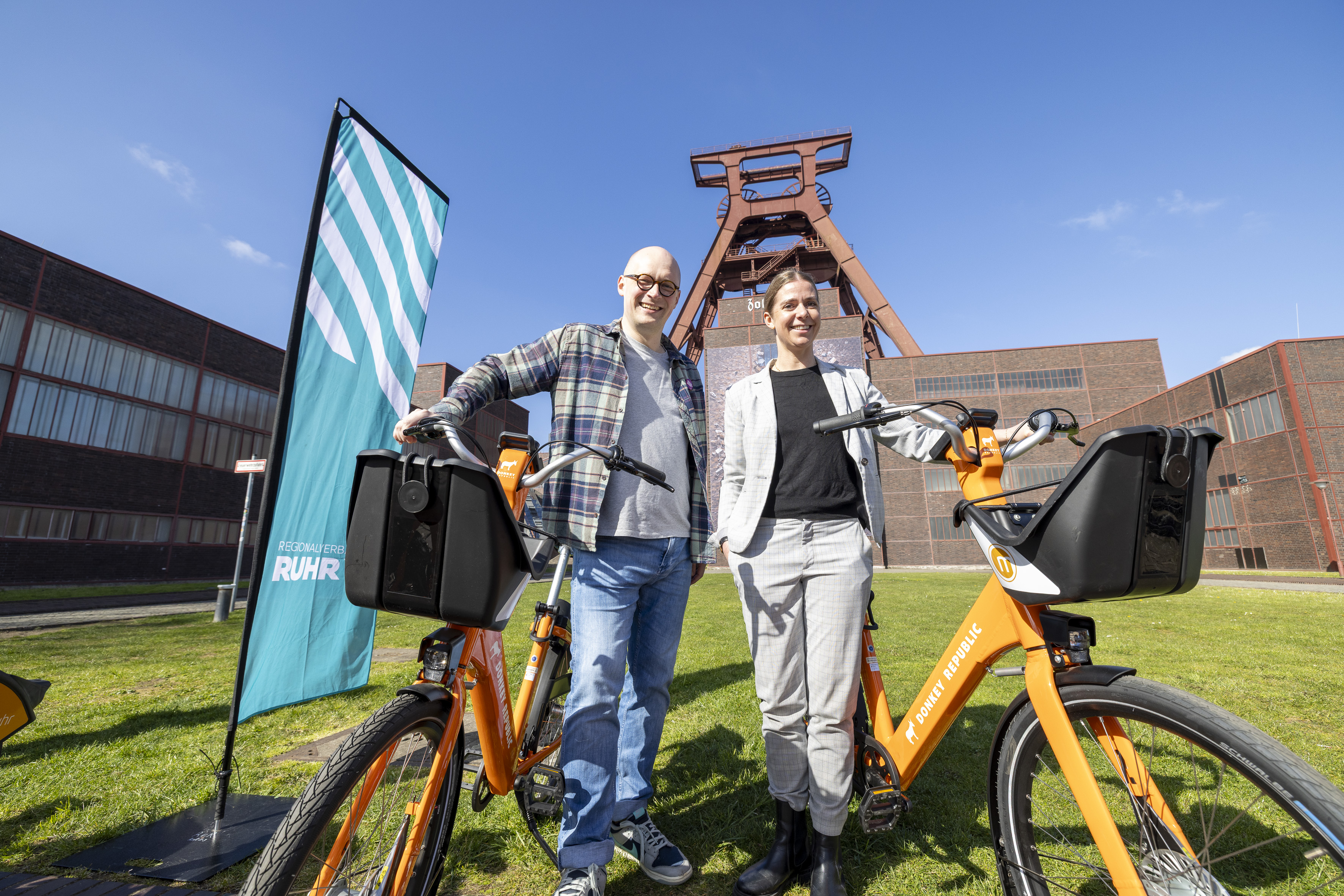 Vor dem Förderturm Stefan Kuczera, RVR-Beigeordneter Regionale Planung und Entwicklung, und Signe Storgaard Sørensen, Chief Operating Officer von Donkey Republic, präsentieren das neue metropolradruhr.