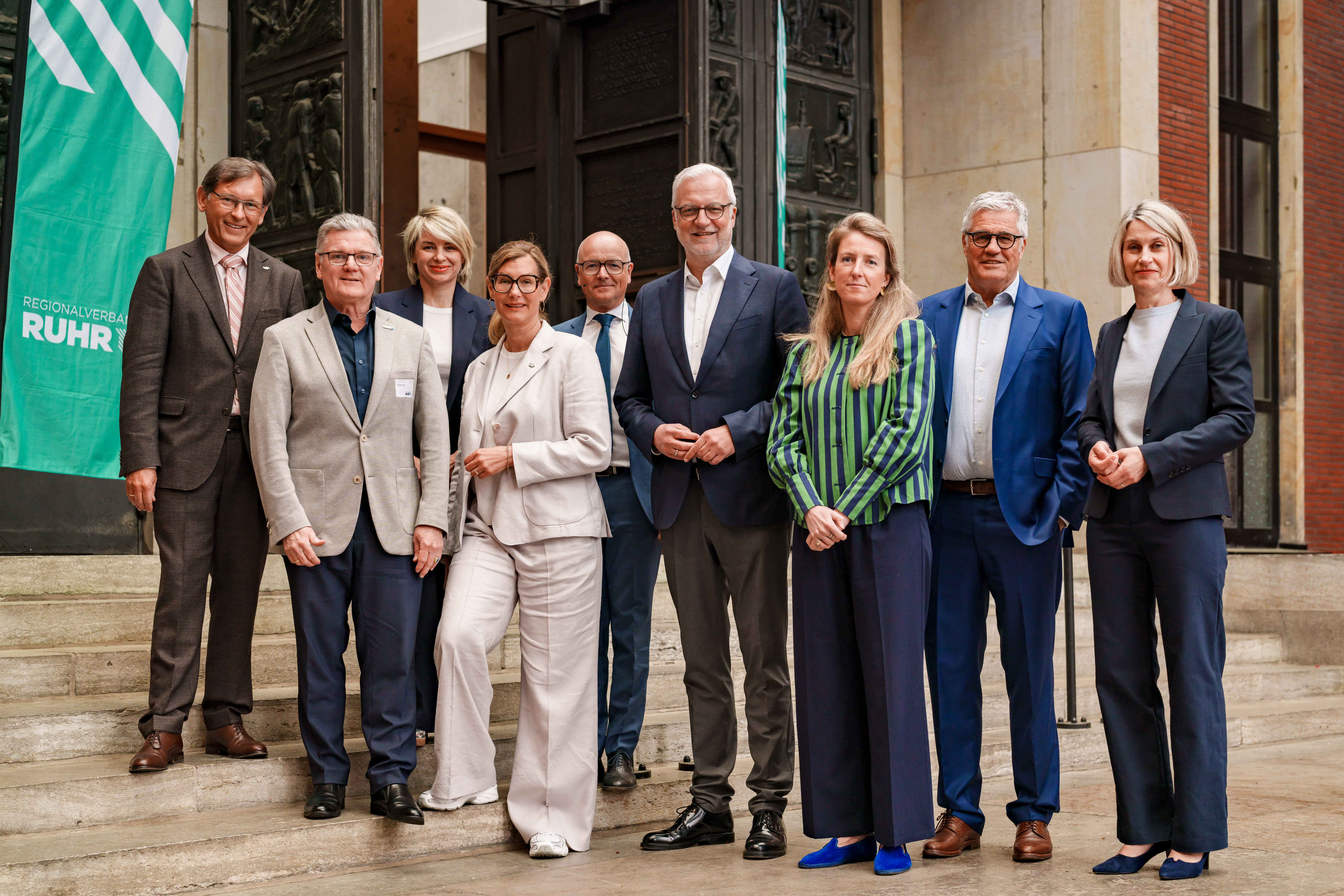 Gruppenbild mit allen Gastgebenden und Gästen beim RVR-Frühlingsempfang.