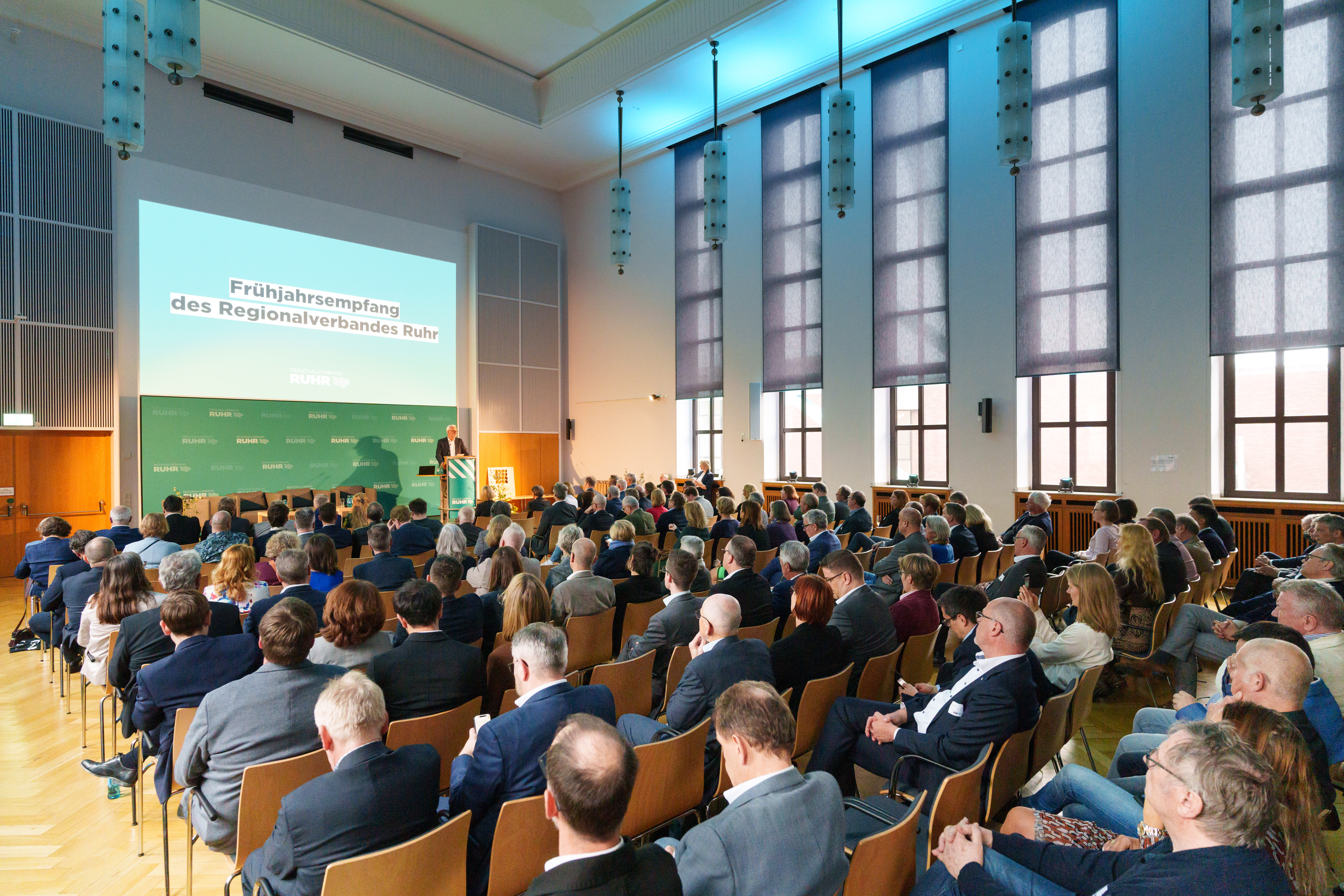 Rund 200 Gäste sitzen im Publikum. Auf dem Podium steht RVR-Regionaldirektor Garrelt Duin. 