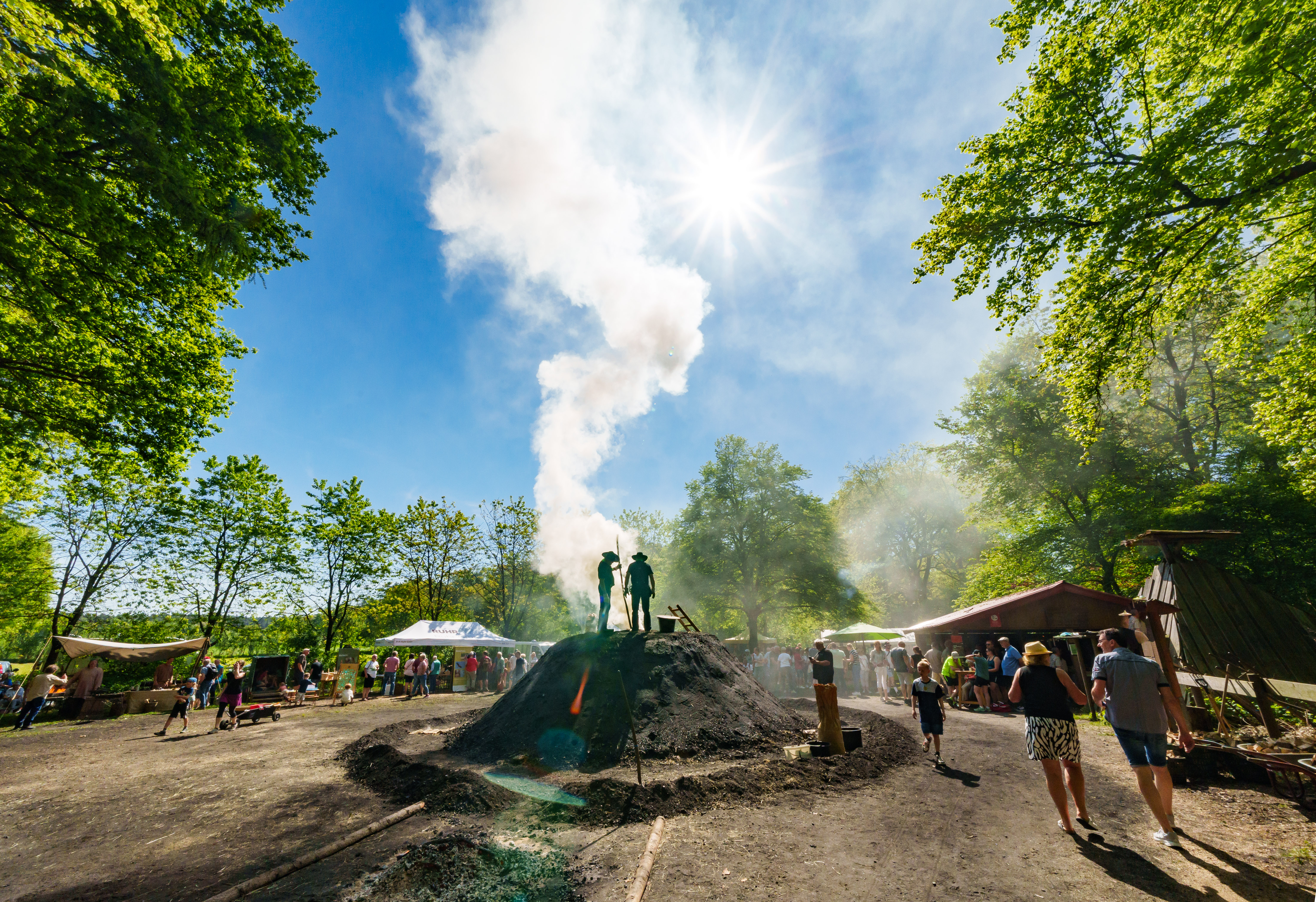Der Meiler in Haltern wird traditionell am 1. Mai entzündet - begleitet von Angeboten für die ganze Familie.