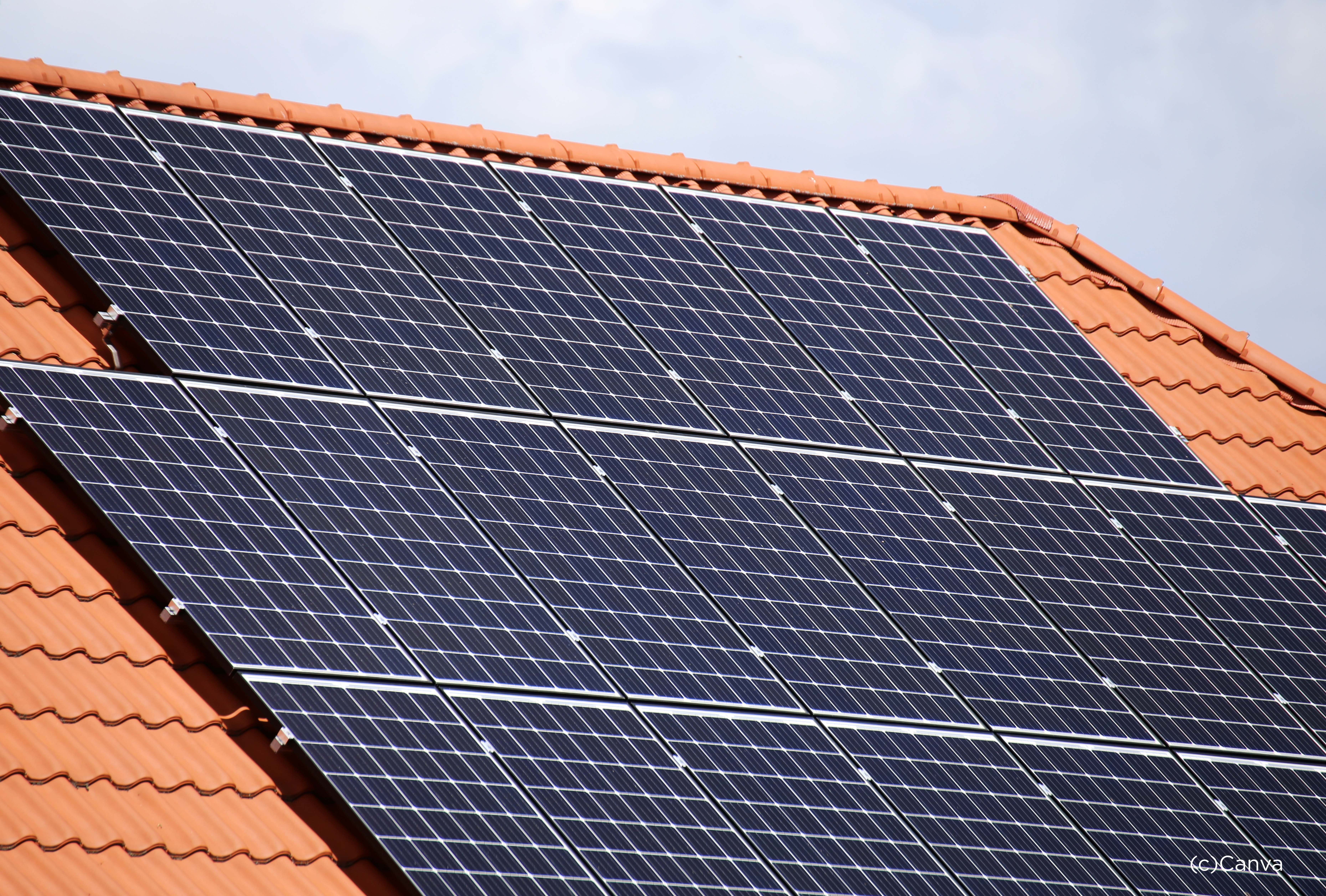 Solarpanels auf einem Schrägdach