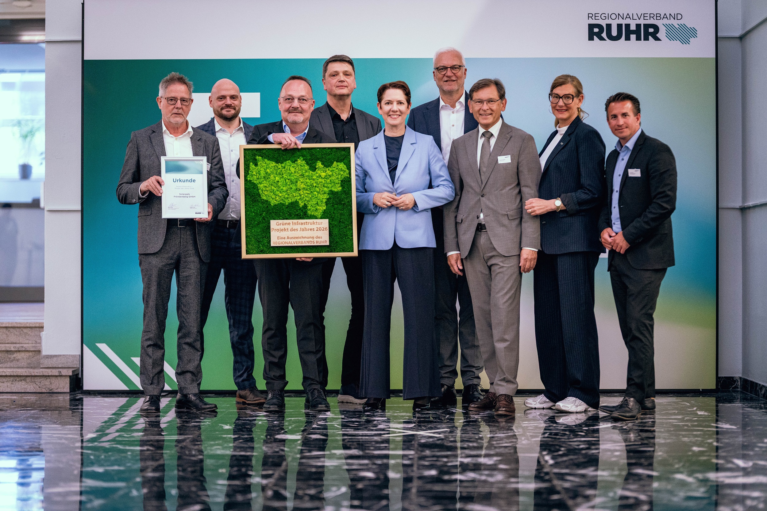 Übergabe der Urkunde: U. a. NRW-Landwirtschaftsministerin Silke Gorißen und Dr. Frank Dudda, Vorsitzender der RVR-Verbandsversammlung, verleihen zum ersten Mal die Auszeichnung „Grüne Infrastruktur – Projekt des Jahres“ an den Solarpark in Fröndenberg. 