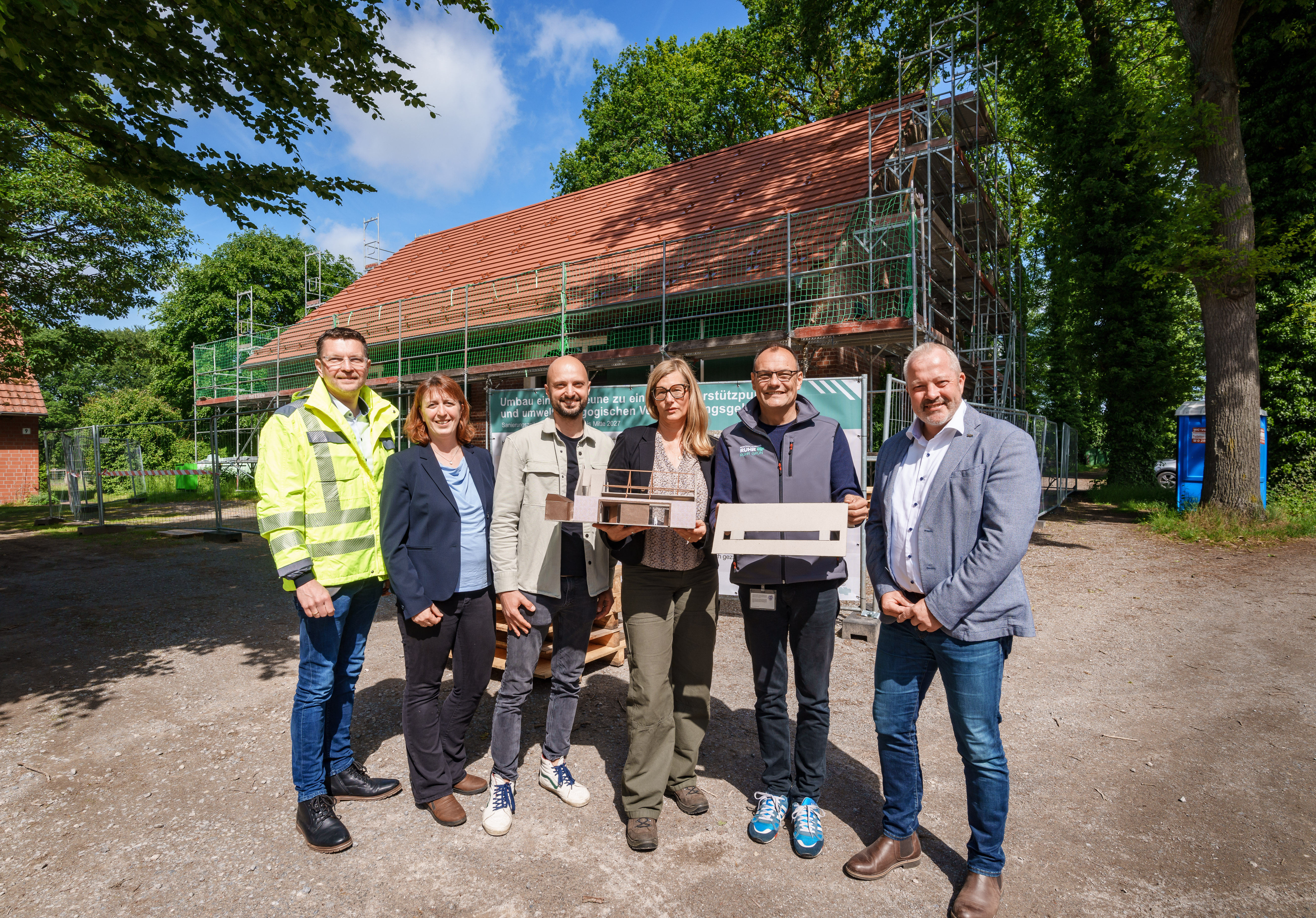 Gruppe vor dem Hof Punsmann und Ansocht des Modells.