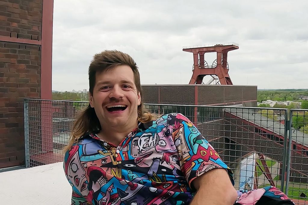 Jan Schlappen auf Zeche Zollverein in Essen. Im Hintergrund ein Förderturm.