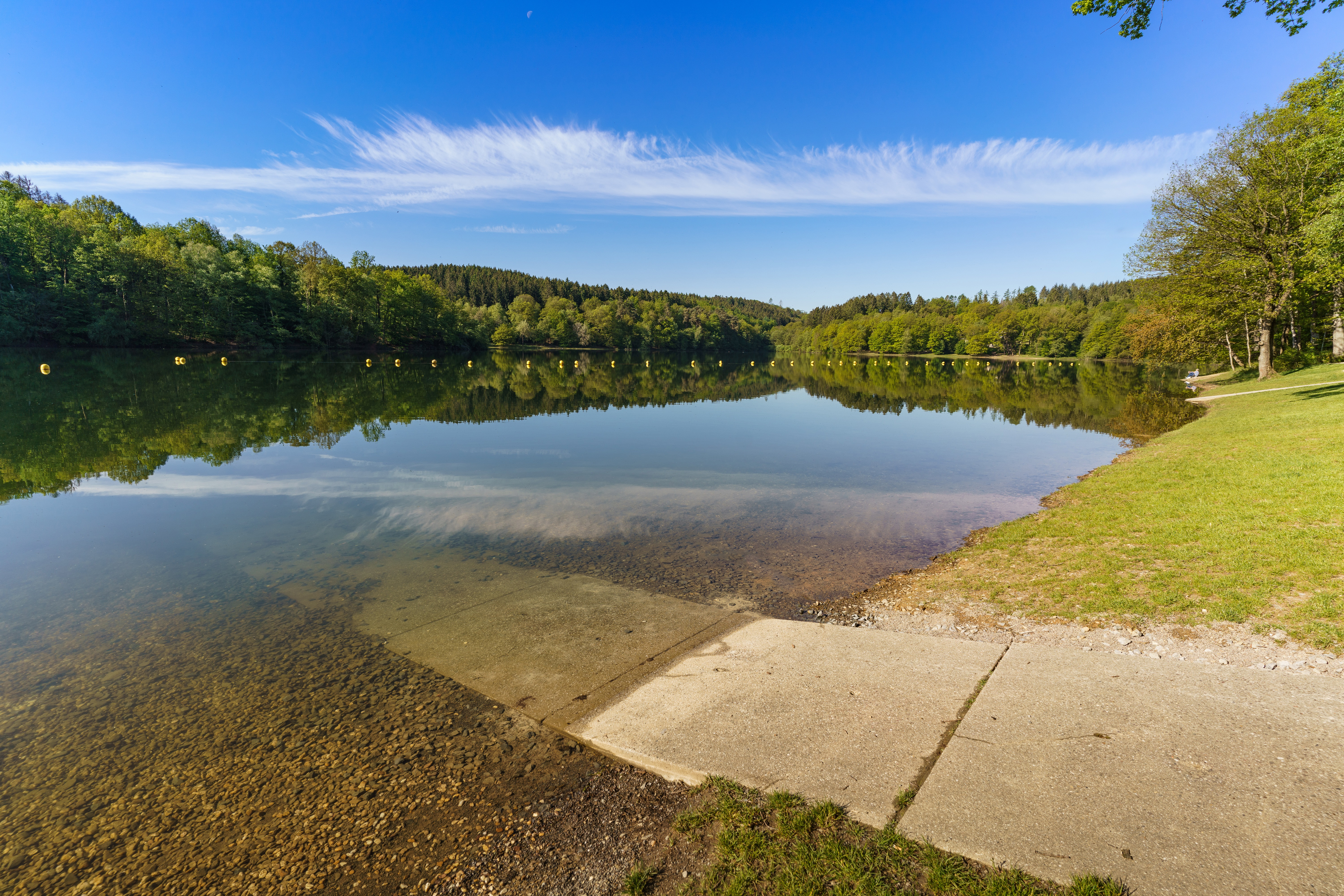 Die Glörtalsperre bei Breckerfeld gehört zu den kühlen Orten im Ruhrgebiet, wo sich heiße Tage gut aushalten lassen.
