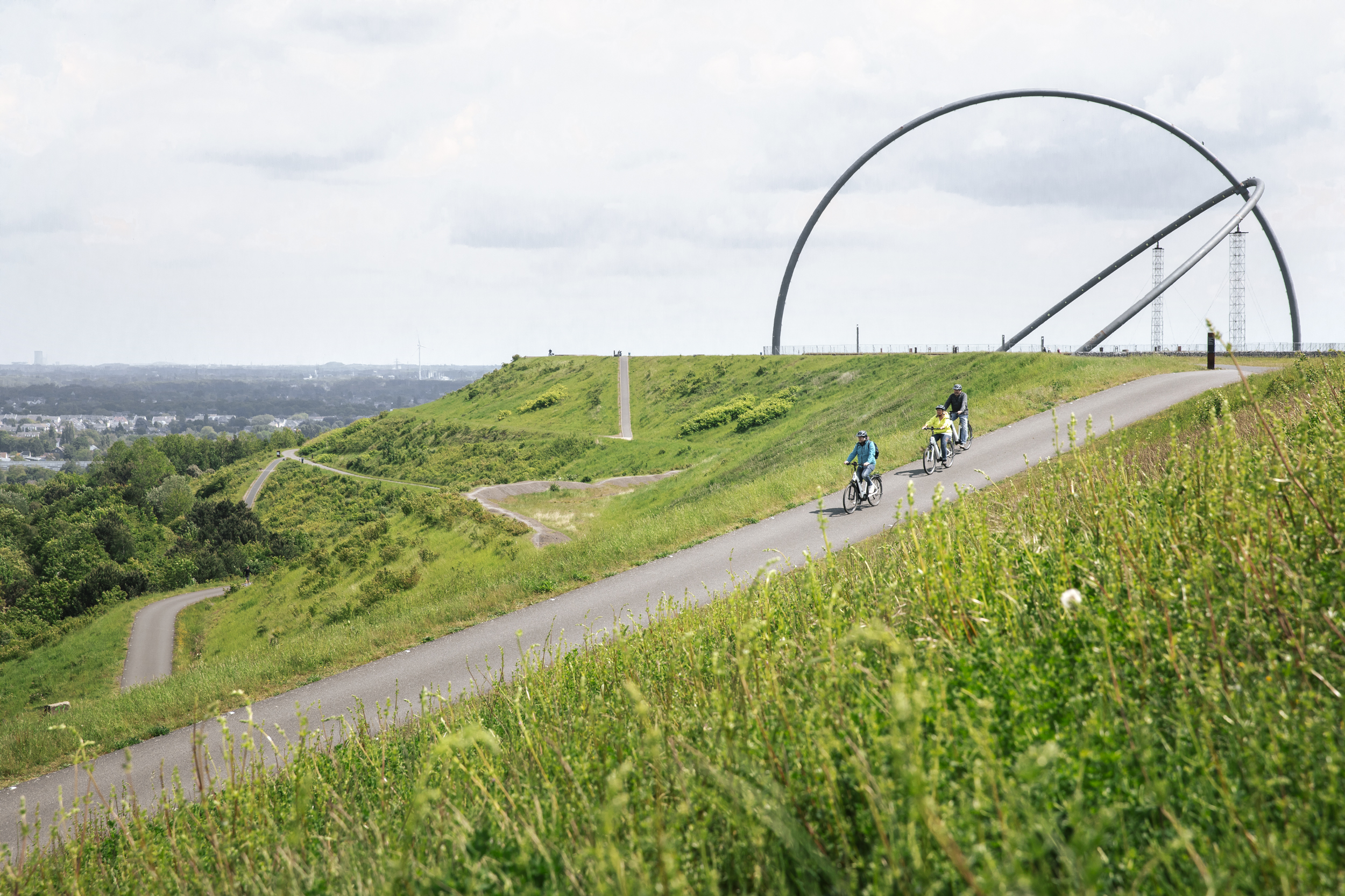 Halde Hoheward Radfahrende auf der Halde Hoheward.