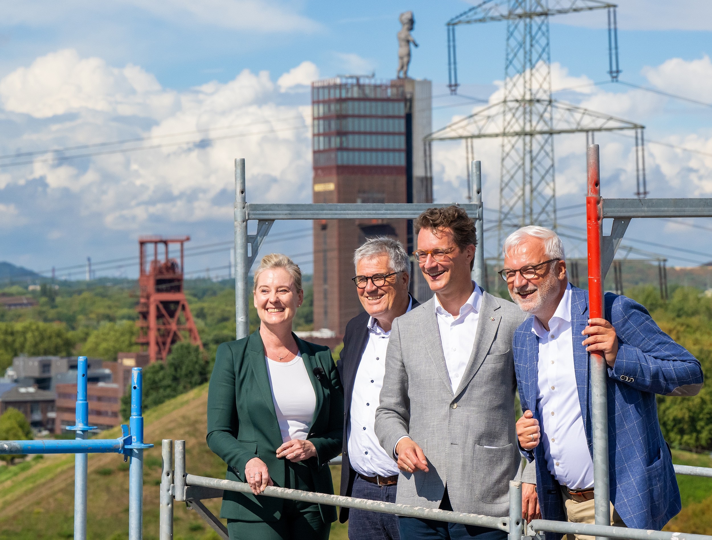 Wüst-Besuch IGA Gute Aussichten: Gelsenkirchens Oberbürgermeisterin Andrea Henze, Hanspeter Faas, Sprecher der Geschäftsführung der IGA 2027 Ruhrgebiet, NRW-Ministerpräsident Hendrik Wüst und RVR-Regionaldirektor Garrelt Duin (v.l.) überzeugten sich von den Fortschritten im Zukunftsgarten Gelsenkirchen.