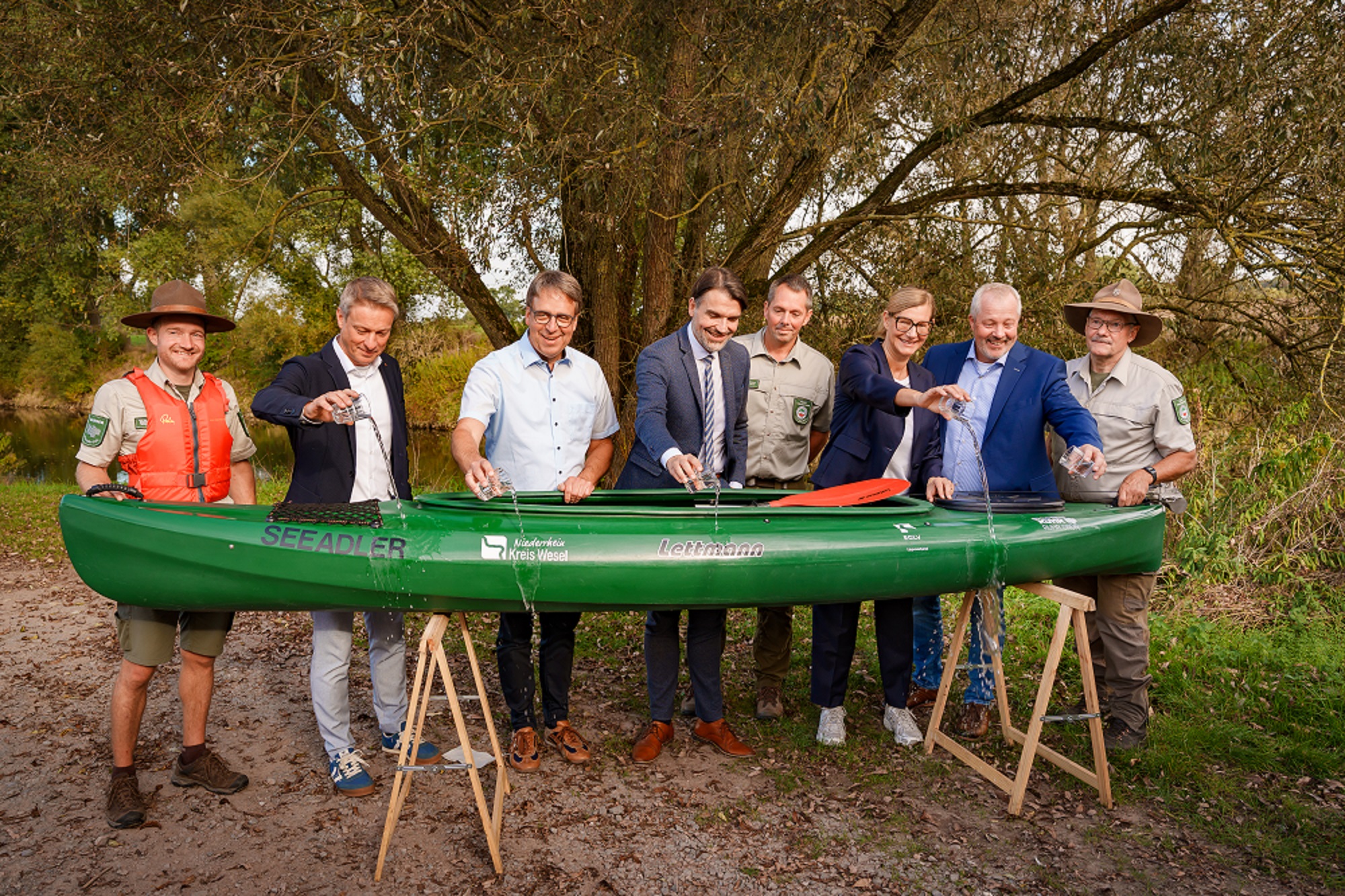 Vor dem Einsatz auf der Lippe wurden die Kajaks der RVR-Ranger getauft. Mit dabei waren Vertreter von RVR, Kreis Wesel und Lippeverband.