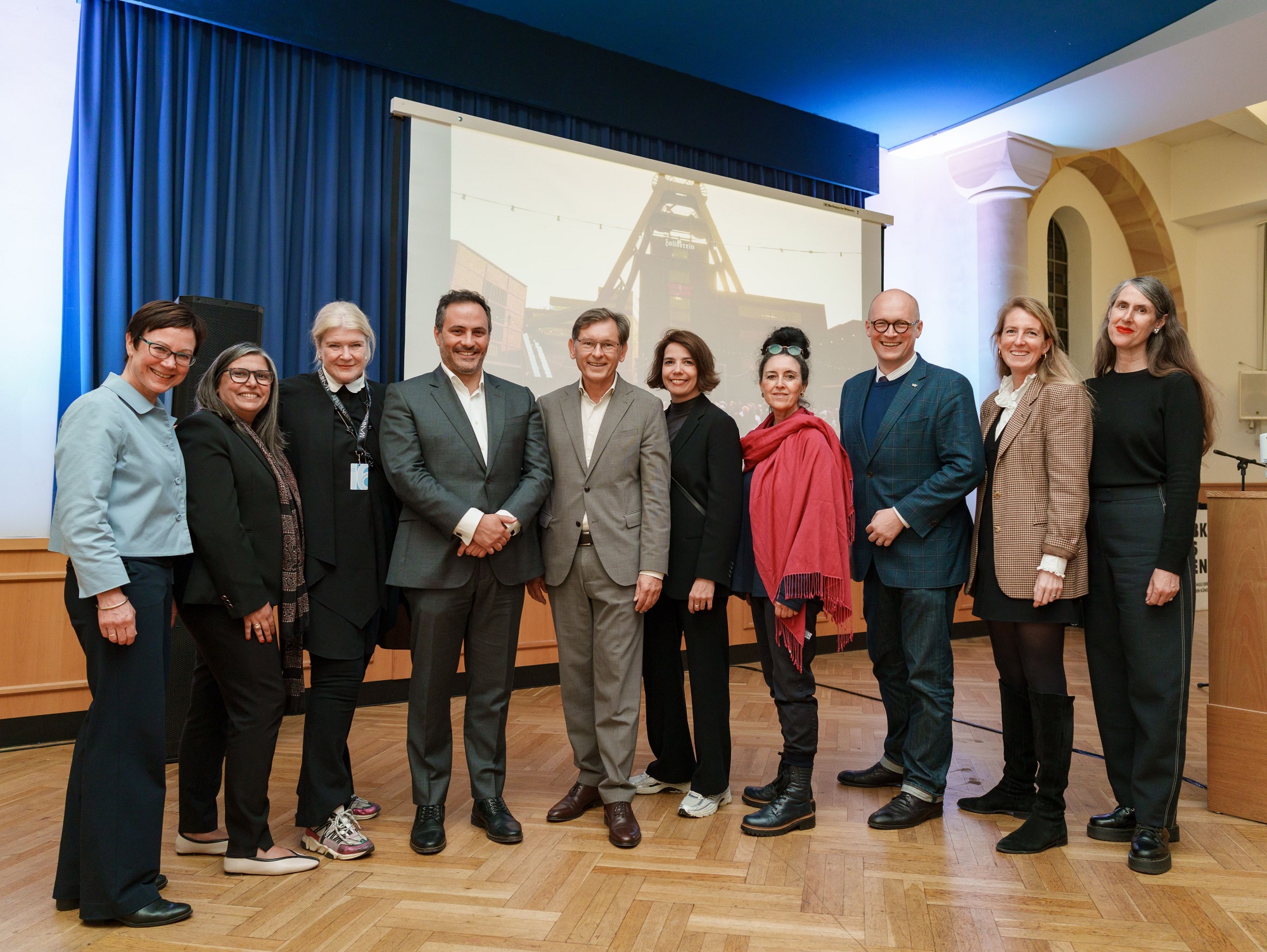 Manifesta Abschlusspressekonferenz Eine erfolgreiche Bilanz der Manifesta 2026 Ruhr zogen u. a. Hedwig Fijen (3.v.l.), Direktorin der Manifesta 16 Ruhr, Dr. Frank Dudda (M.), Vorsitzender des Ruhrparlaments und Vorsitzender des Aufsichtsrates der Manifesta 16 Ruhr, sowie Stefan Kuczera (3.v.r.), Co-Direktor der Manifesta 16 Ruhr und RVR-Beigeordneter für Regionale Planung und Entwicklung.