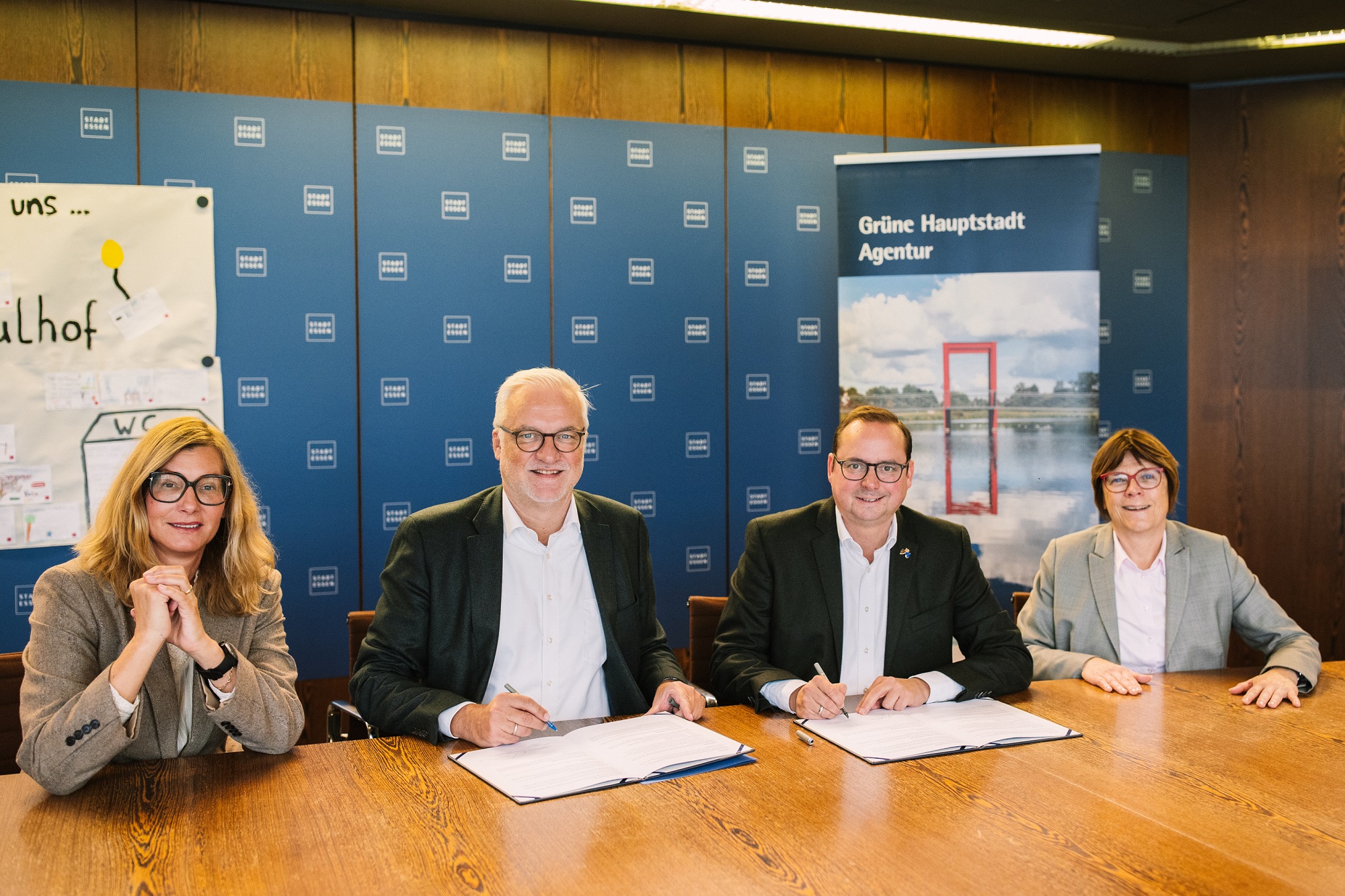 Gemeinsam für den Klimaschutz (v.l.): Nina Frense, Beigeordnete für Umwelt und Grüne Infrastruktur beim RVR, Regionaldirektor Garrelt Duin, Essens Oberbürgermeister Thomas Kufen und Simone Raskob, Geschäftsbereichsvorständin Umwelt, Verkehr und Sport der Stadt Essen, bei der Unterzeichnung des Klimapakts.