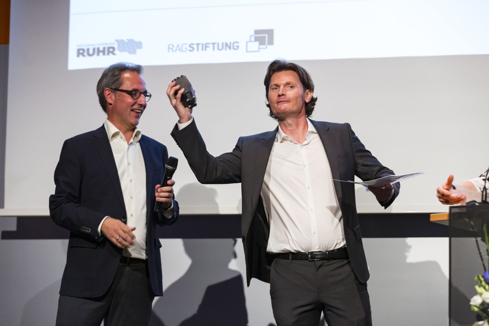  Olaf Biernat, 1. Preis Kategorie Hörfunk, freut sich über seine Trophäe - das lorry-Schwergewicht.