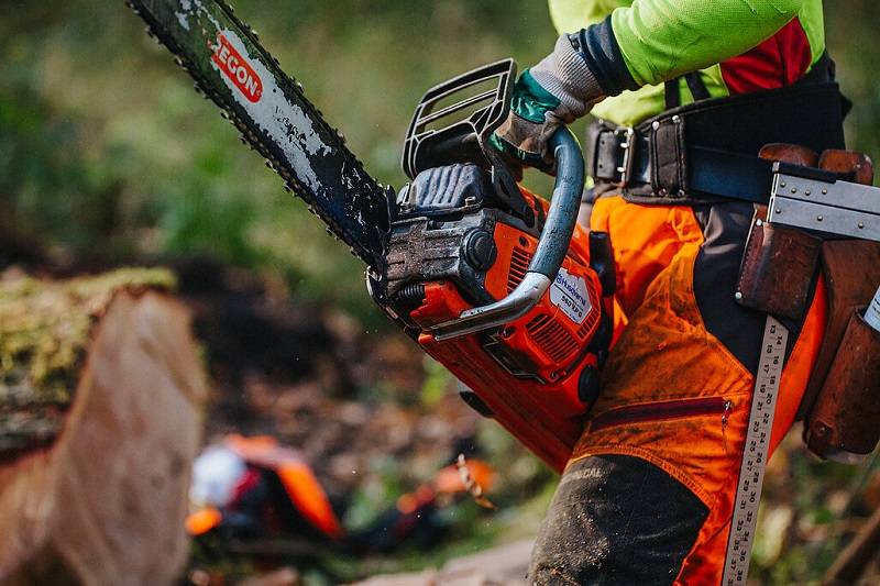 Kettensäge Arbeiten mit der Kettensäge.