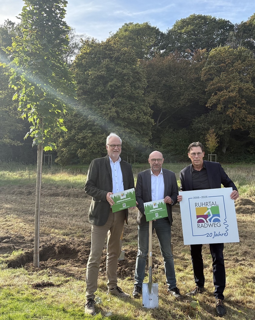 RuhrtalRadweg Jubiläumsbäume 20 Jahre RuhrtalRadweg: Garrelt Duin, Axel Biermann und Jürgen Hecht bei der Pflanzung der Jubiläumsbäume am Kemnader See.