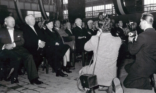 Industriefilm Szene aus einem Film für die August Thyssen-Hütte AG. Sie zeigt eine Feierstunde aus Anlaß der Inbetriebnahme der Warmbreitbandstraße am 11. Juli 1955.