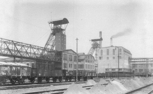 Schacht 1 und 2 der Zeche Friedrich Heinrich um 1913.