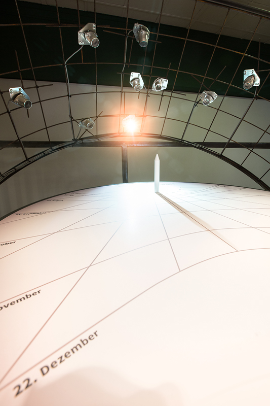 Blick in die Dauerausstellung "Neue Horizonte - Auf den Spuren der Zeit" im Besucherzentrum.