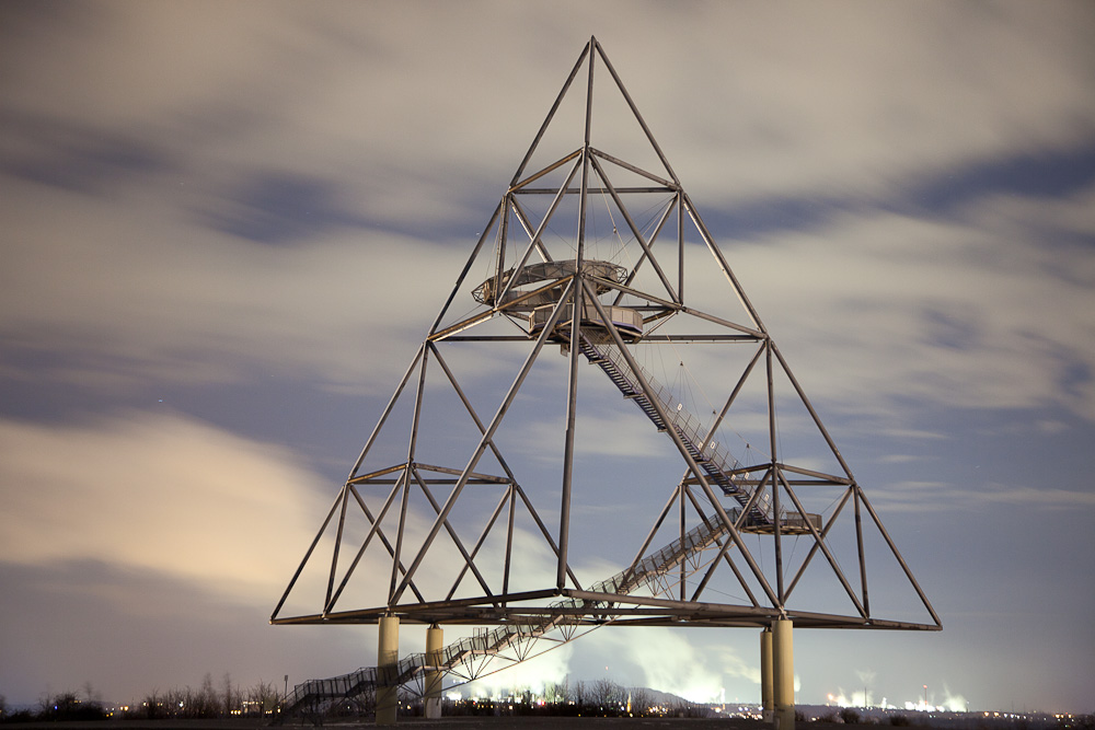 Beeindruckende Lichtinstallation: der Tetraeder am Abend.
