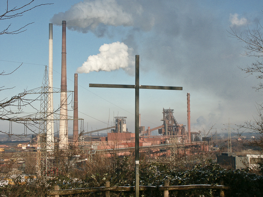 Haldenkreuz auf dem Alsumer Berg und Blick auf ThyssenKrupp Steel.